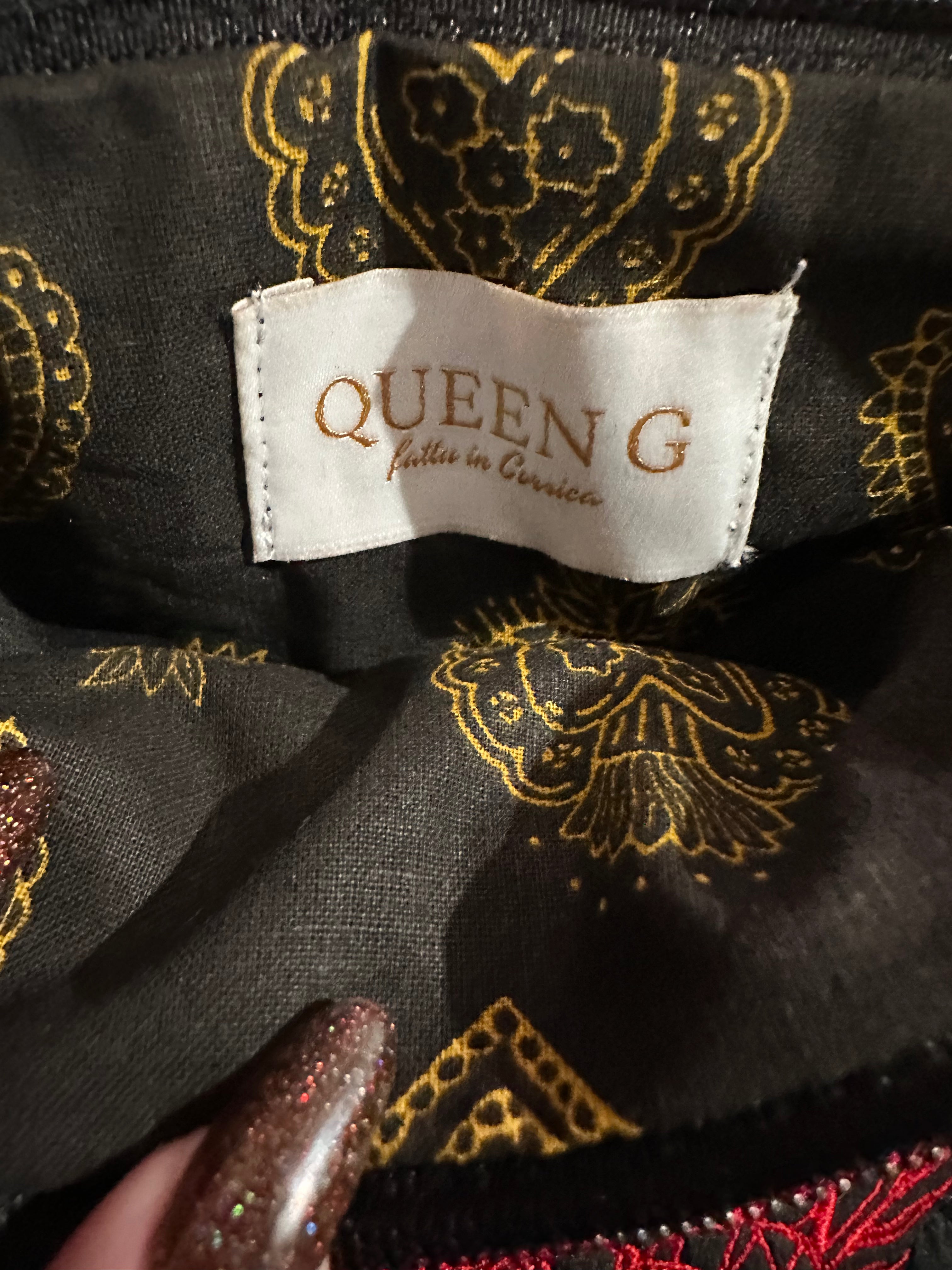 Pochette S noir en tissu matelassé cœurs paillettes noir ouaté intérieur coton noir et doré et son logo brodé Rouge
