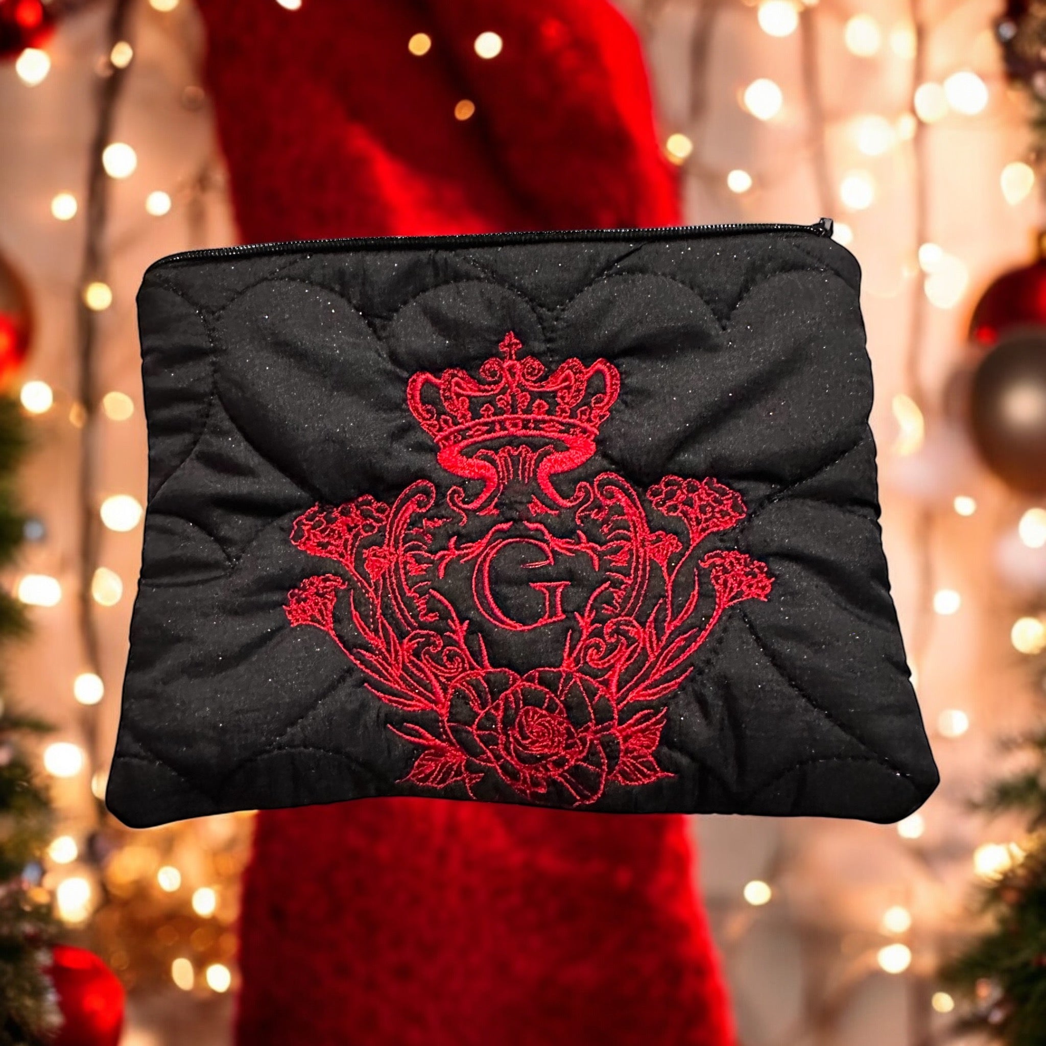 Pochette S noir en tissu matelassé cœurs paillettes noir ouaté intérieur coton noir et doré et son logo brodé Rouge