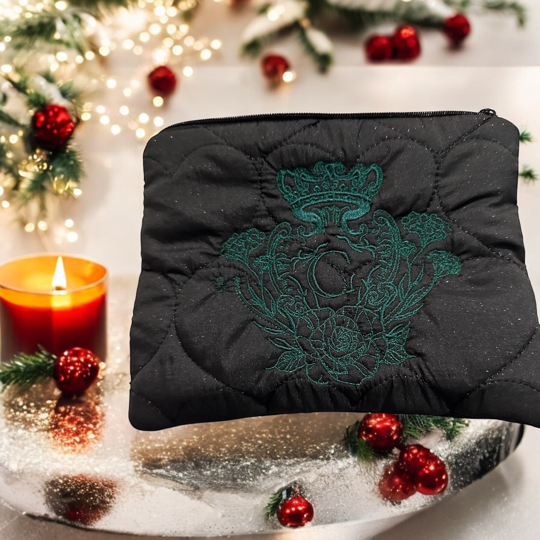 Pochette S noir en tissu matelassé cœurs paillettes noir ouaté intérieur coton et son logo brodé Vert