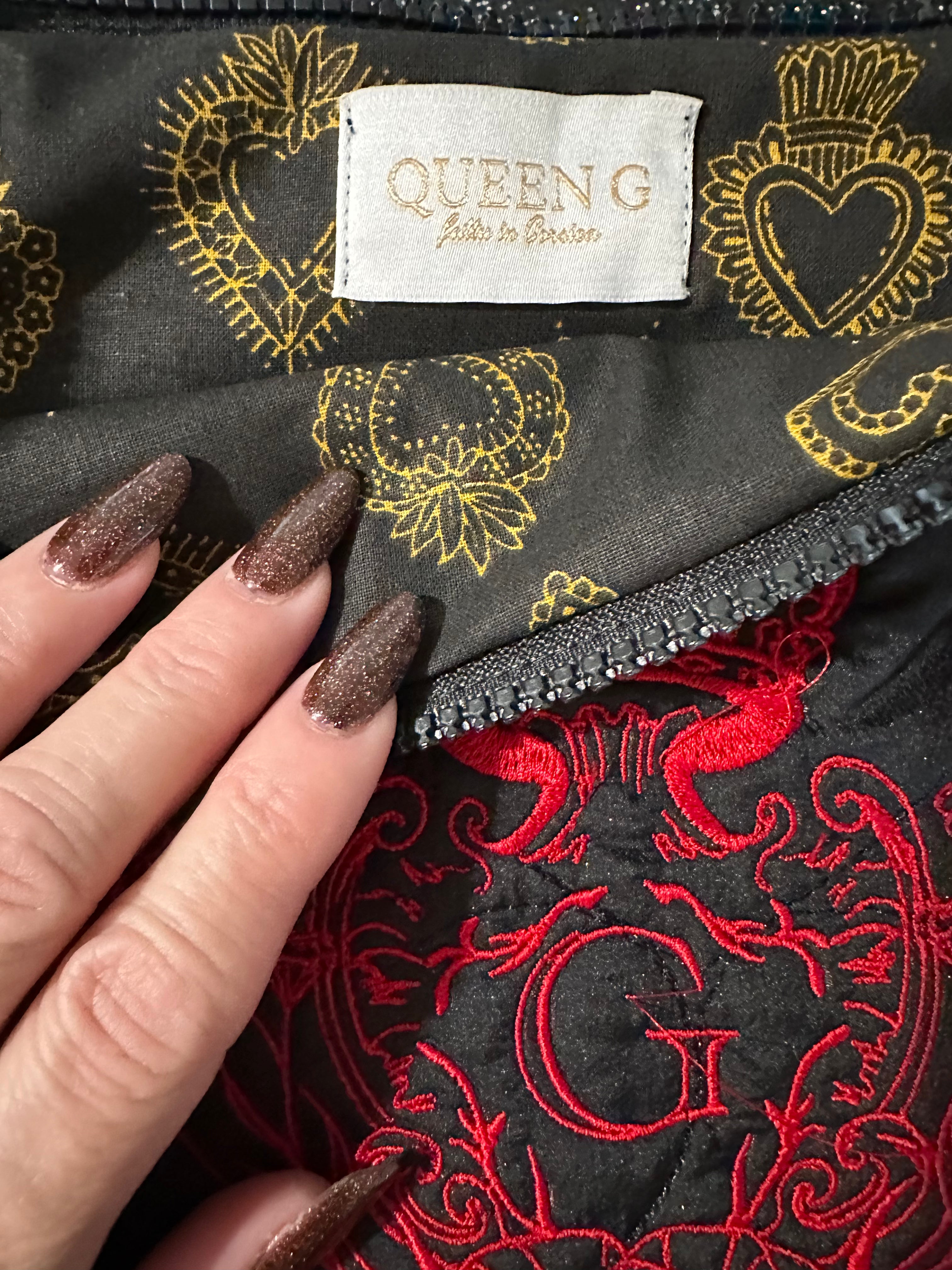 Pochette XL noir en tissu matelassé cœurs paillettes noir ouaté intérieur coton noir et doré et son logo Rouge