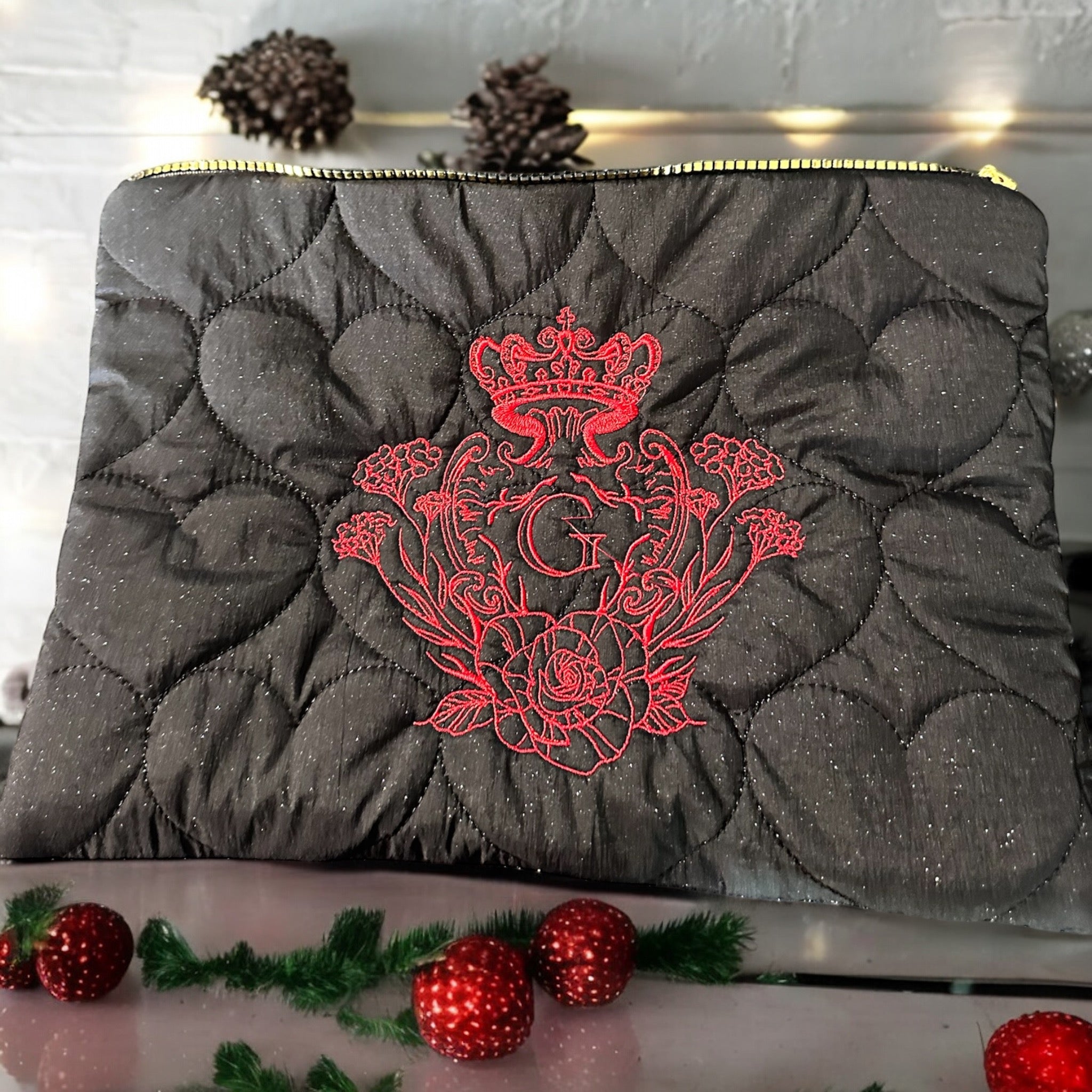 Pochette XL noir en tissu matelassé cœurs paillettes noir ouaté intérieur coton noir et doré et son logo Rouge
