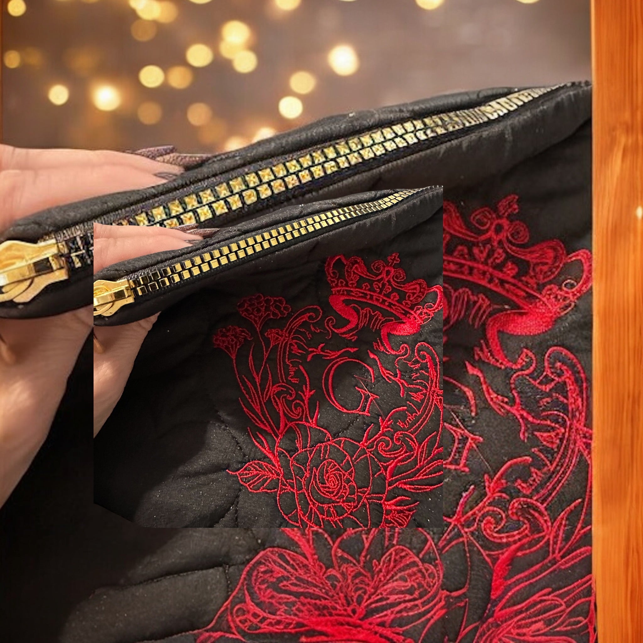 Pochette XL noir en tissu matelassé cœurs paillettes noir ouaté intérieur coton noir et doré et son logo Rouge