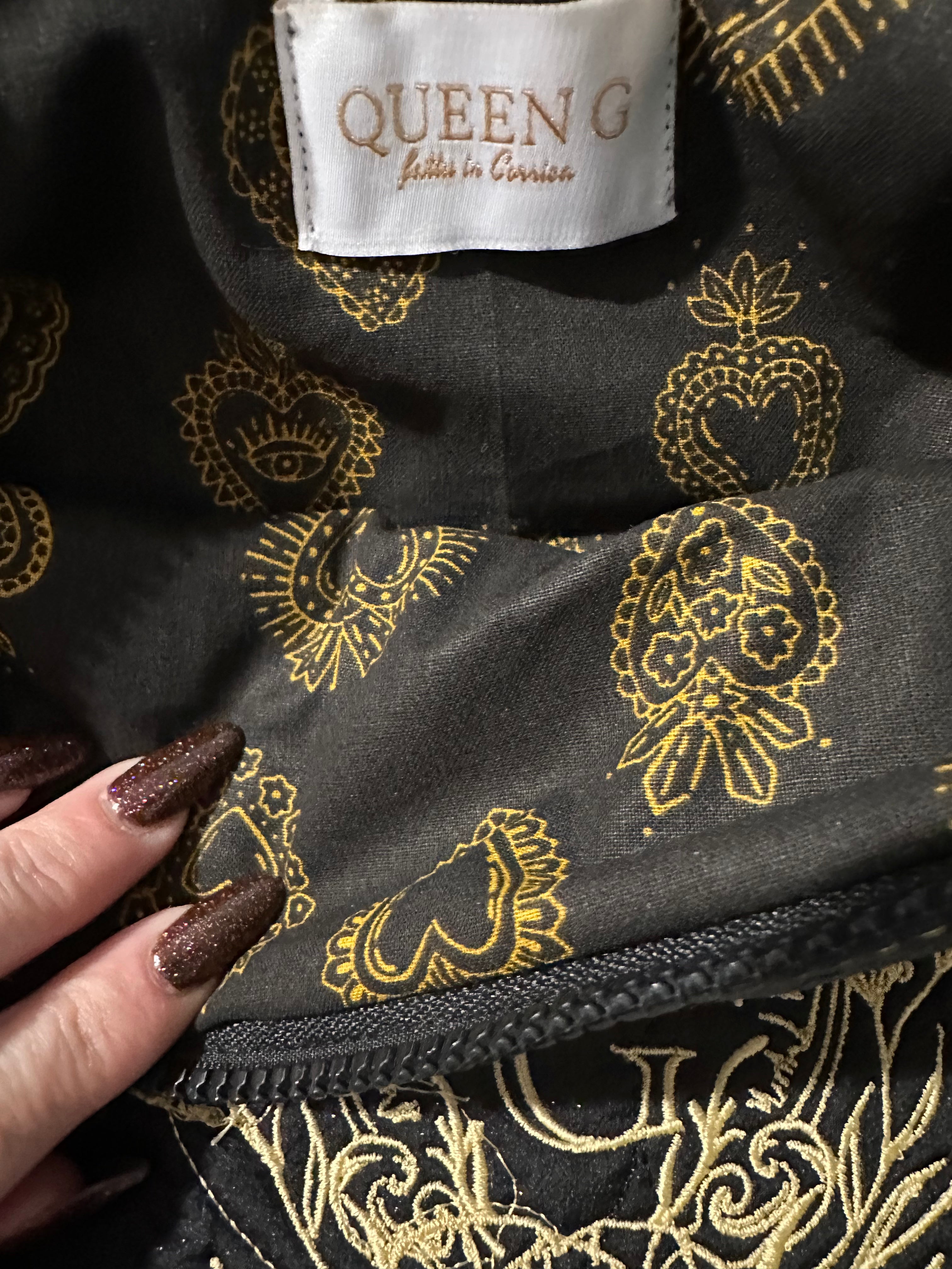 Pochette XL noir en tissu matelassé cœurs paillettes noir ouaté intérieur coton noir et doré et son logo Doré