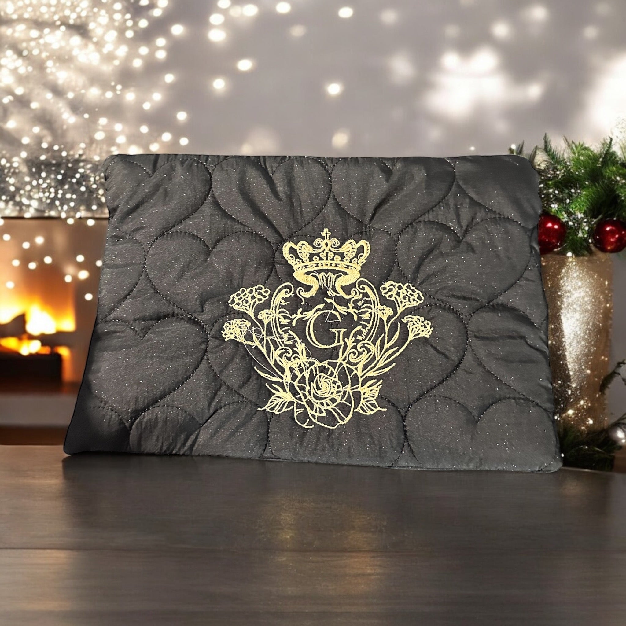 Pochette XL noir en tissu matelassé cœurs paillettes noir ouaté intérieur coton noir et doré et son logo Doré