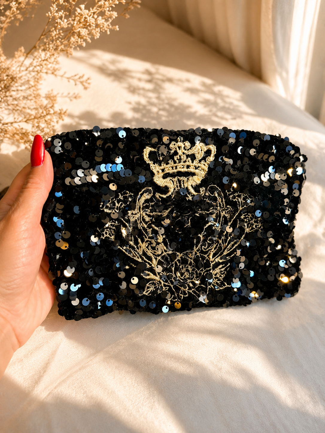 Pochette S Noir avec sequins doublure en cretonne enduite Noir et son logo Doré