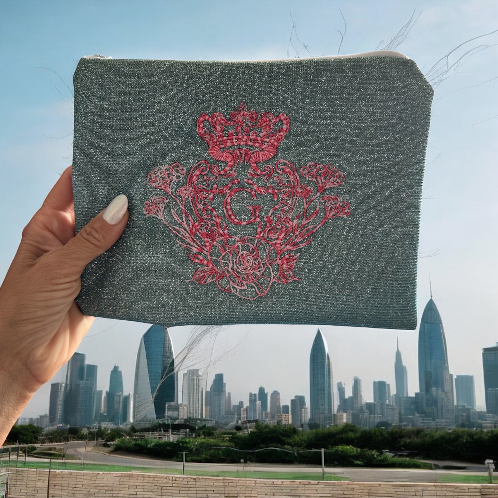 Pochette S bleu pailletée doublure transparente plastifiée 👑 et son logo rose