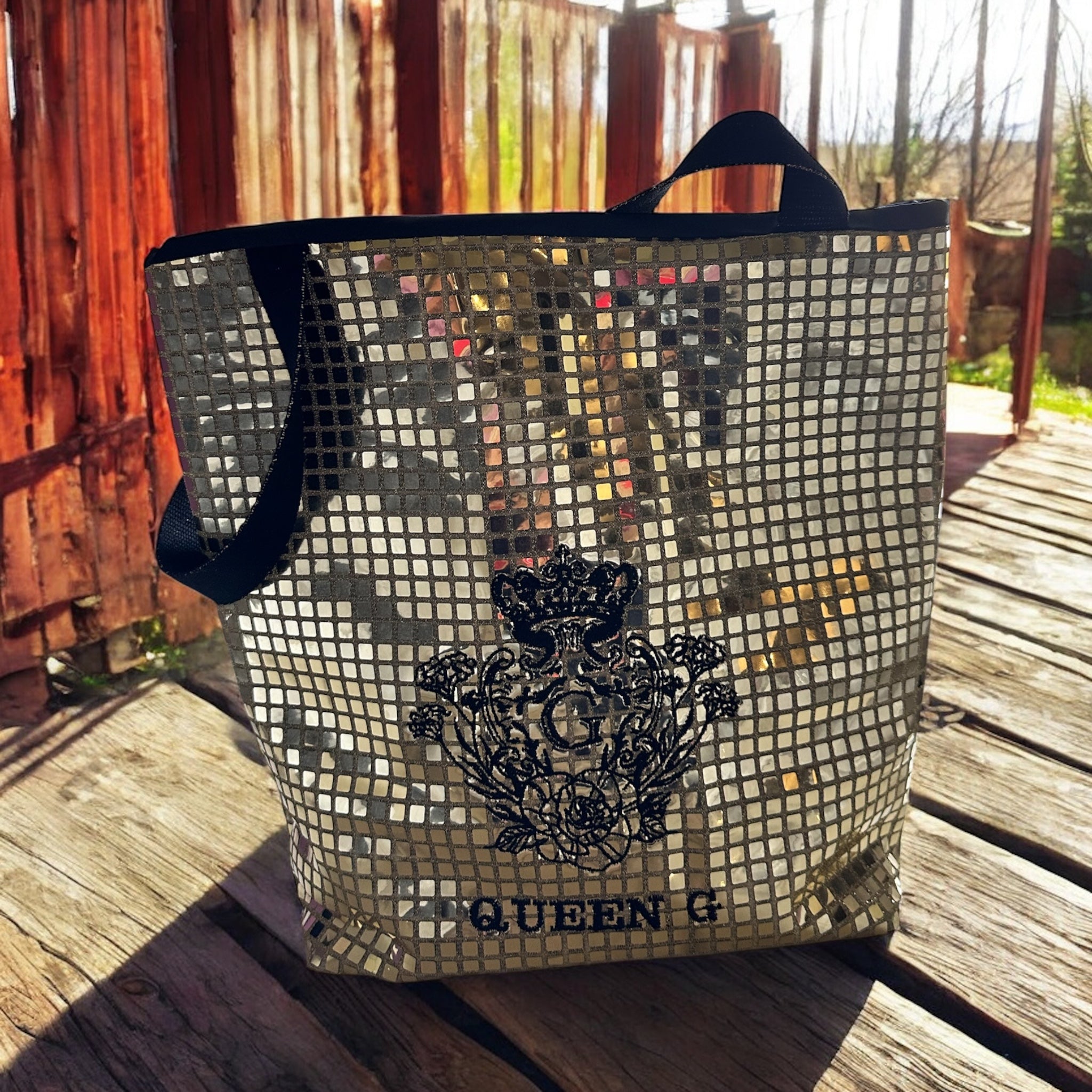 Sac paillettes carrées dorée sa doublure noir et son logo noir