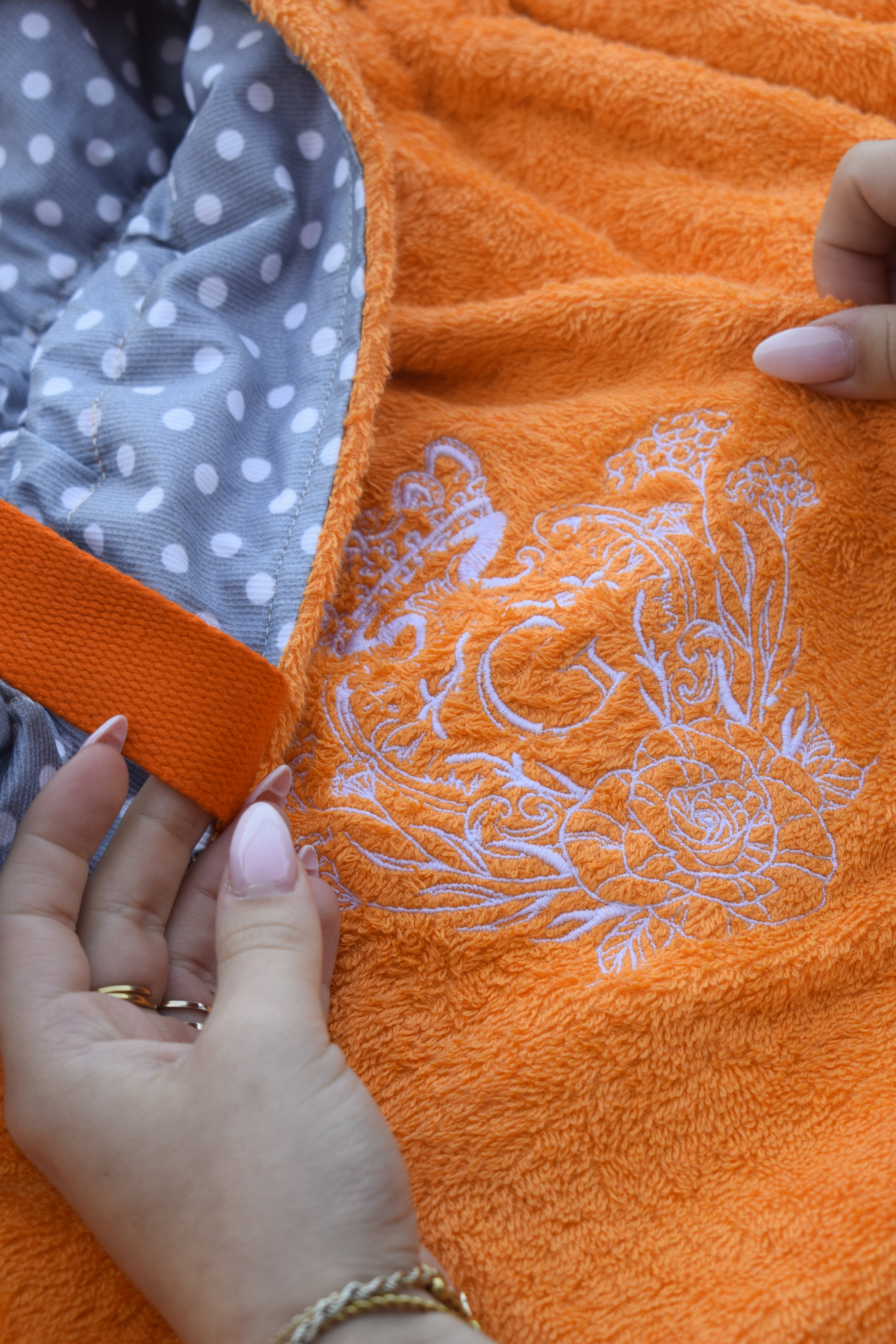 Modèle sac cabas XL éponge coton Orange intérieur en cretonne enduite Grise petits pois et son logo Blanc