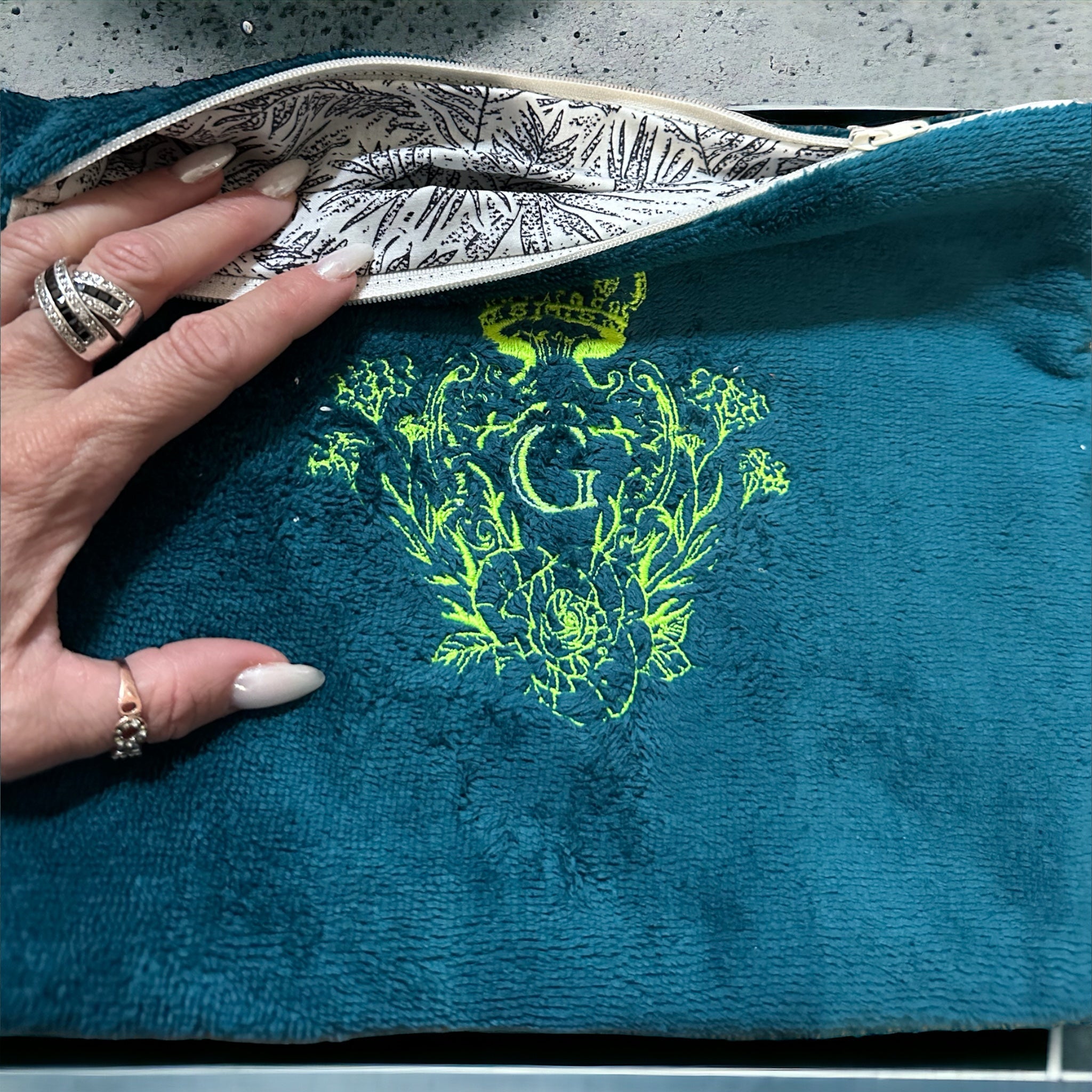 Pochette XL en éponge Bambou Bleu Paon intérieur en cretonne enduite Blanche et Noire thème Palmier et et Logo Jaune Fluo