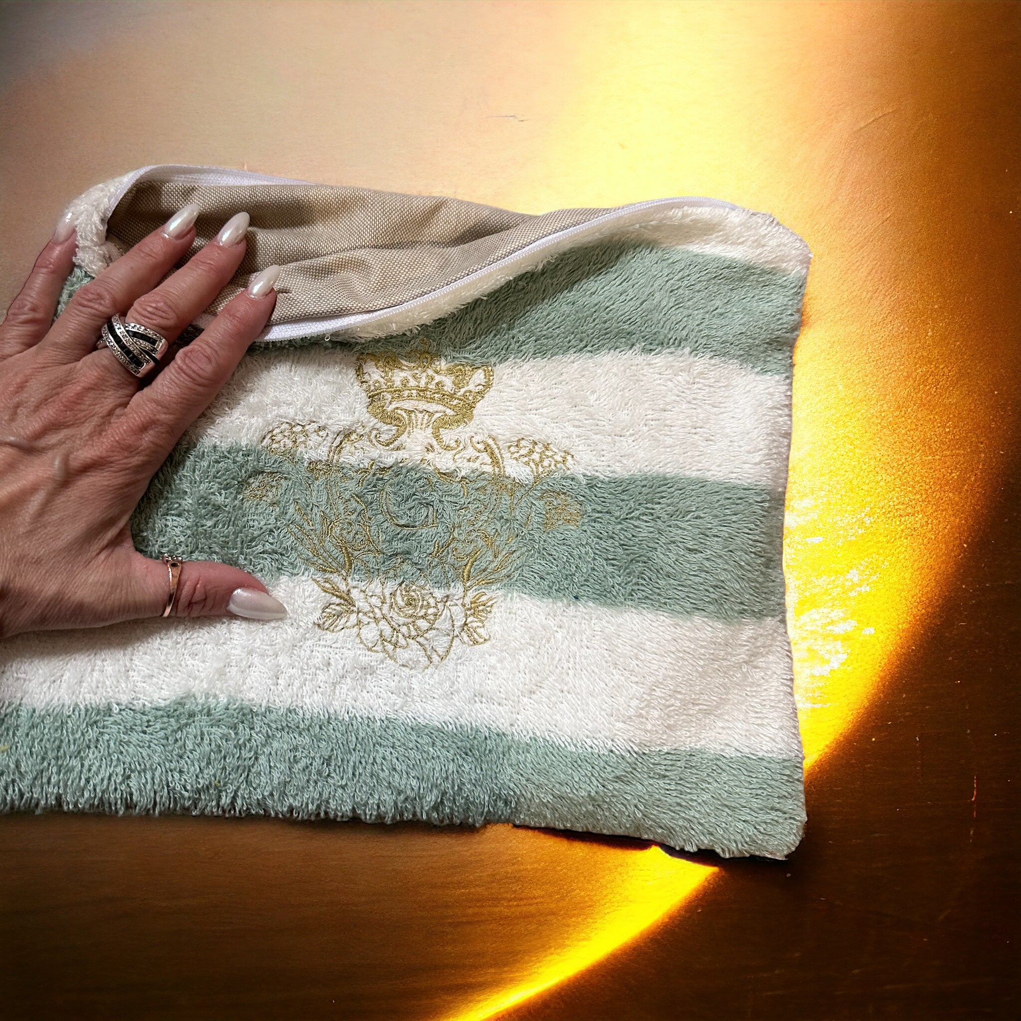 Pochette XL en éponge rayé bicolore Celadon (blanc et vert) intérieur en cretonne enduite dorée paillette enduite dorée paillette et son Logo Doré