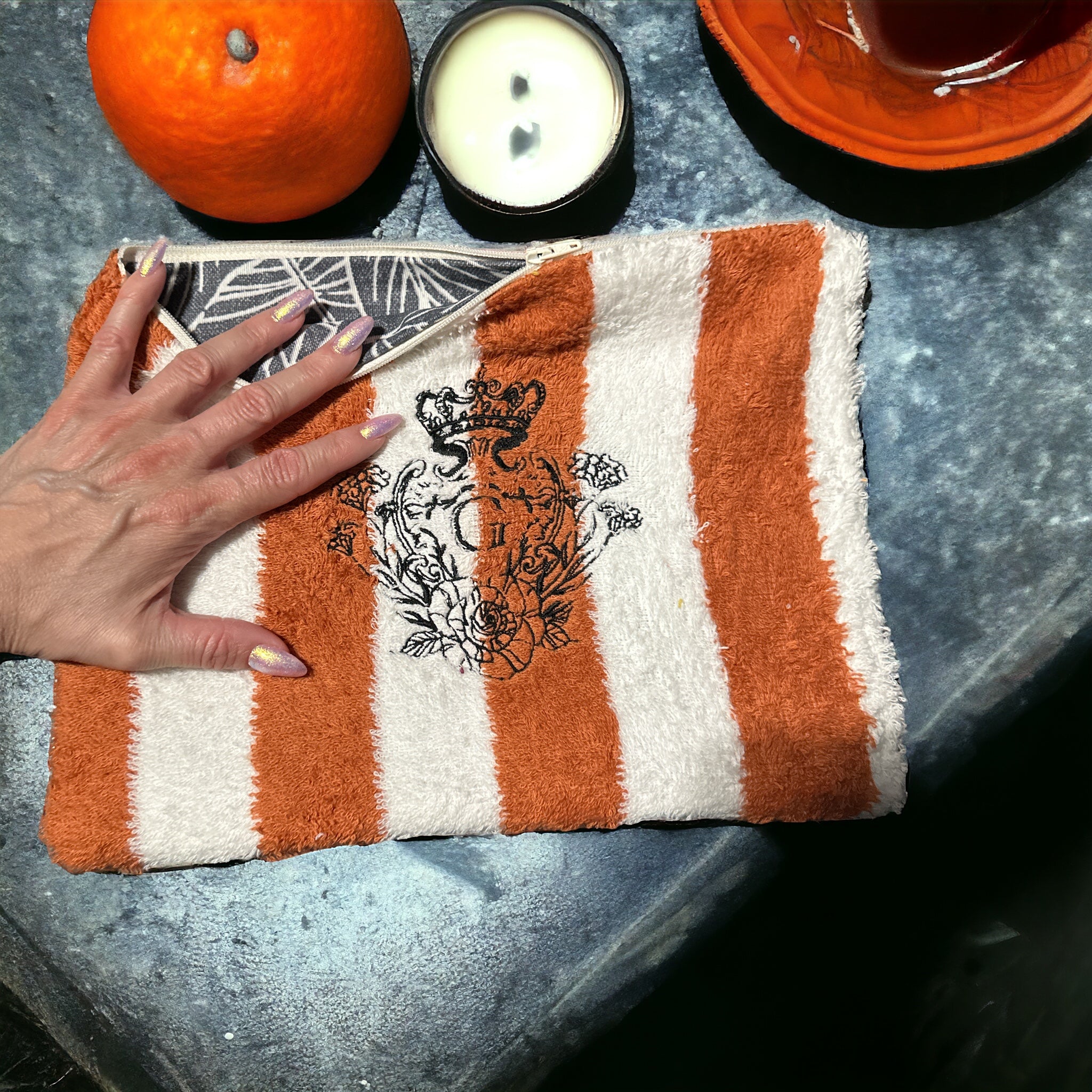 Pochette XL en éponge rayé terracotta(blanc et orange) intérieur en cretonne enduite Grise et Blanche Logo Noir
