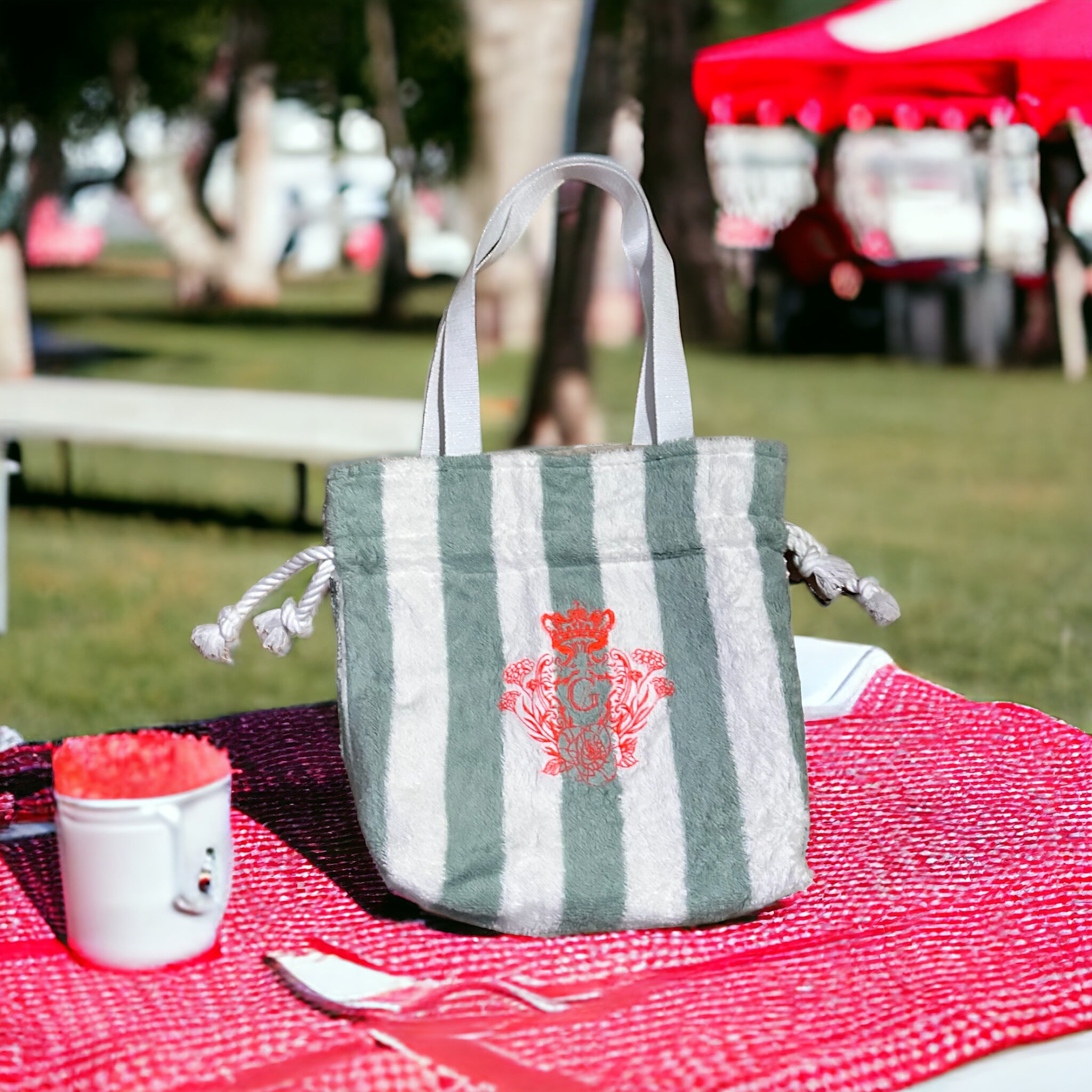 Modèle sac cabas Moyen en éponge coton rayé bicolore Celadon (Blanc et Vert) intérieur en cretonne enduite Dorée Paillette et son Logo Orange
