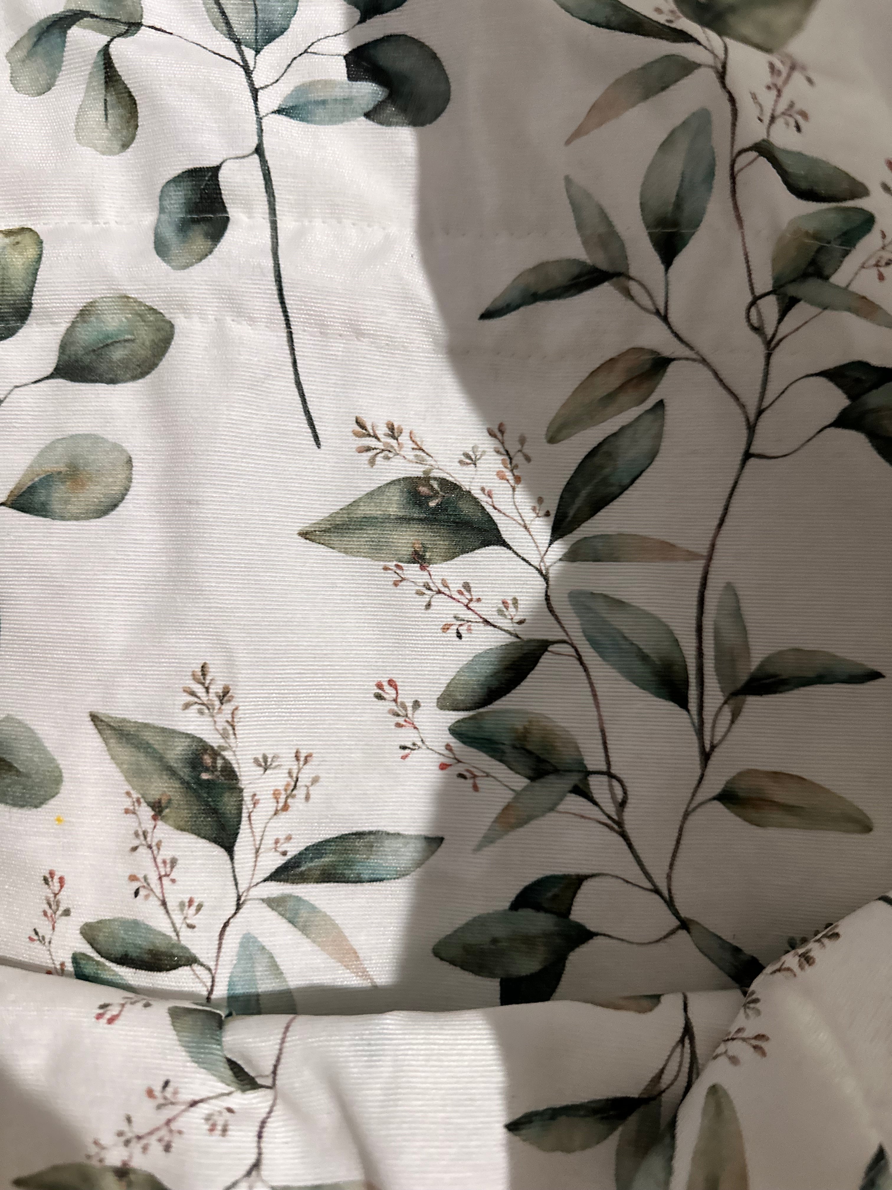 Modèle sac cabas XL éponge Bonie Blanche intérieur en cretonne enduite motif feuillage Vert et son logo Vert