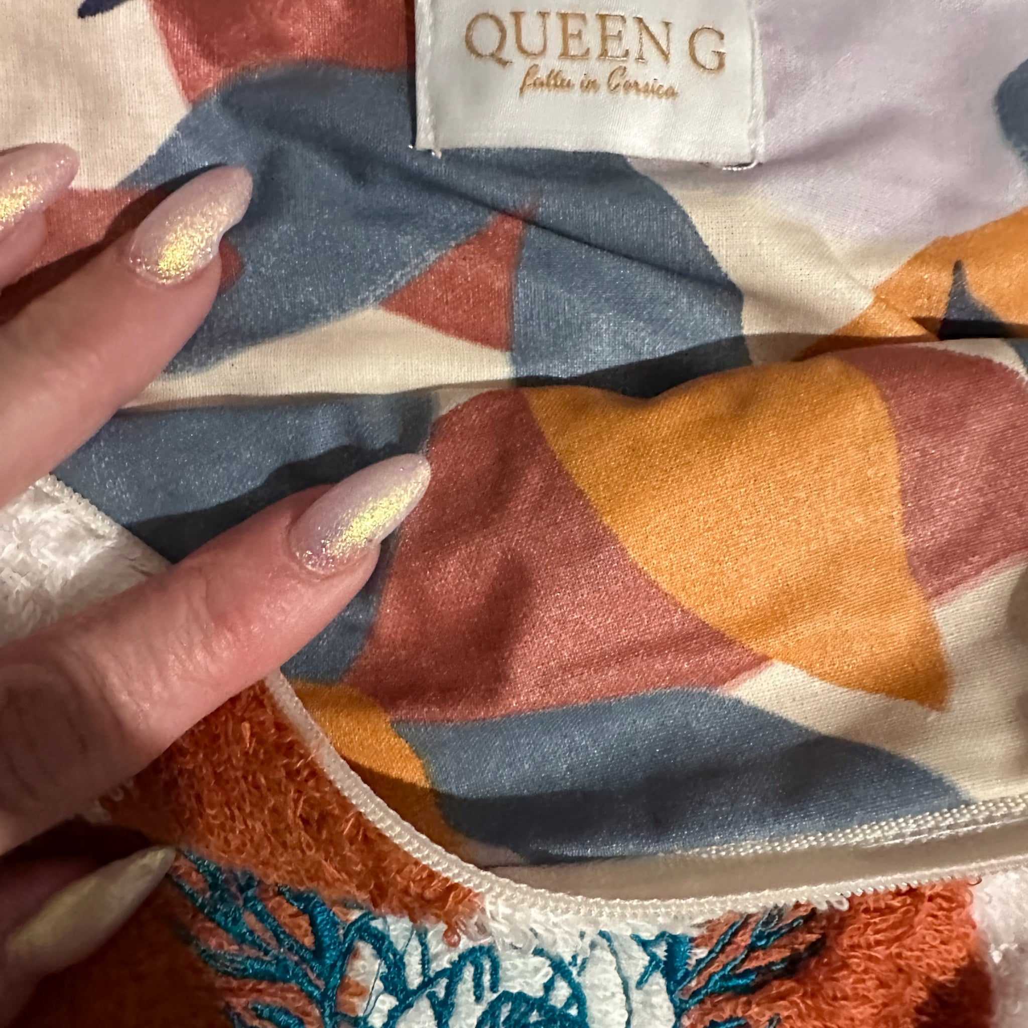 Pochette XL en éponge rayé terracotta(blanc et orange) intérieur en cretonne et son logo Bleu