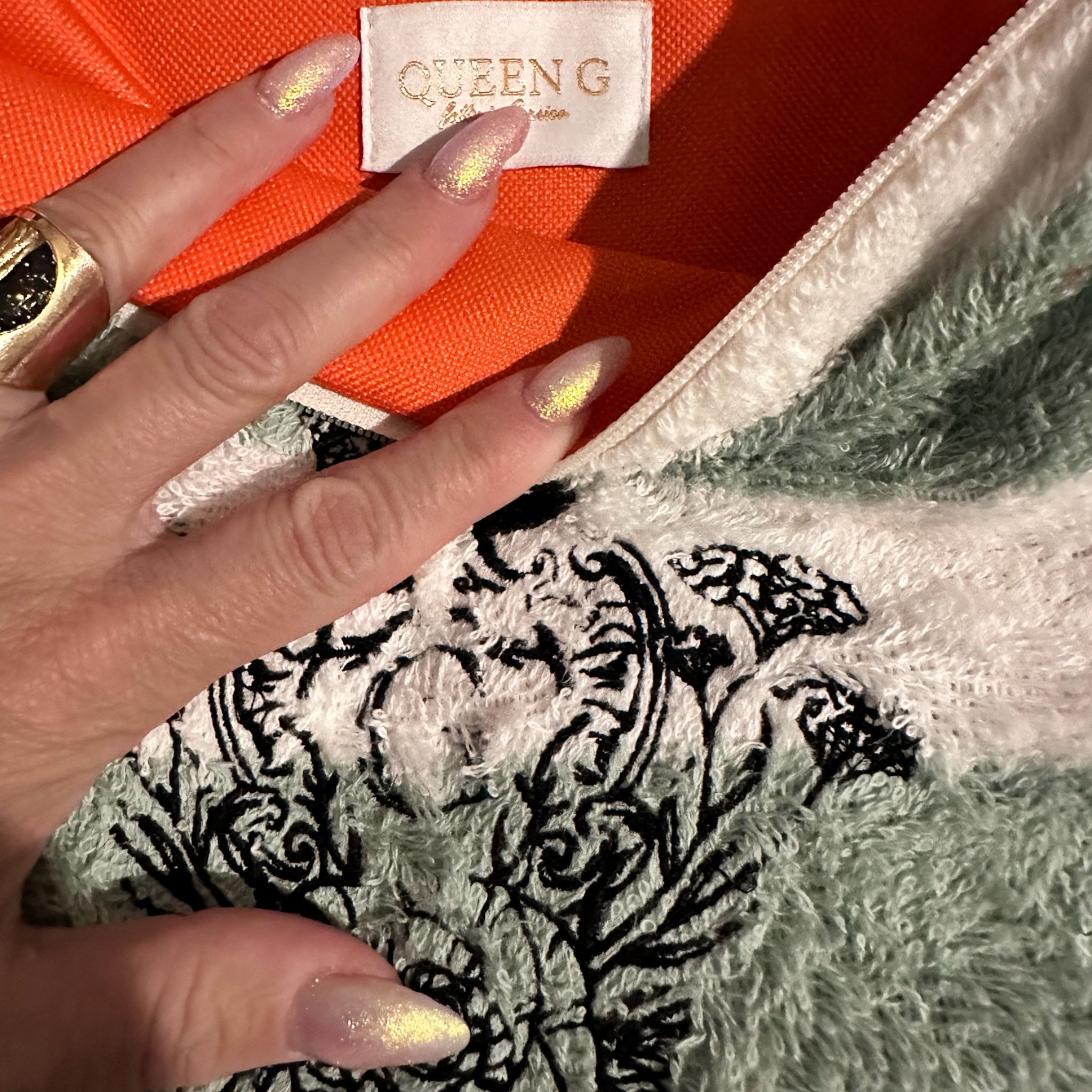 Pochette XL en éponge rayé bicolore Celadon (blanc et vert) intérieur en cretonne enduite Orange et son Logo Noir