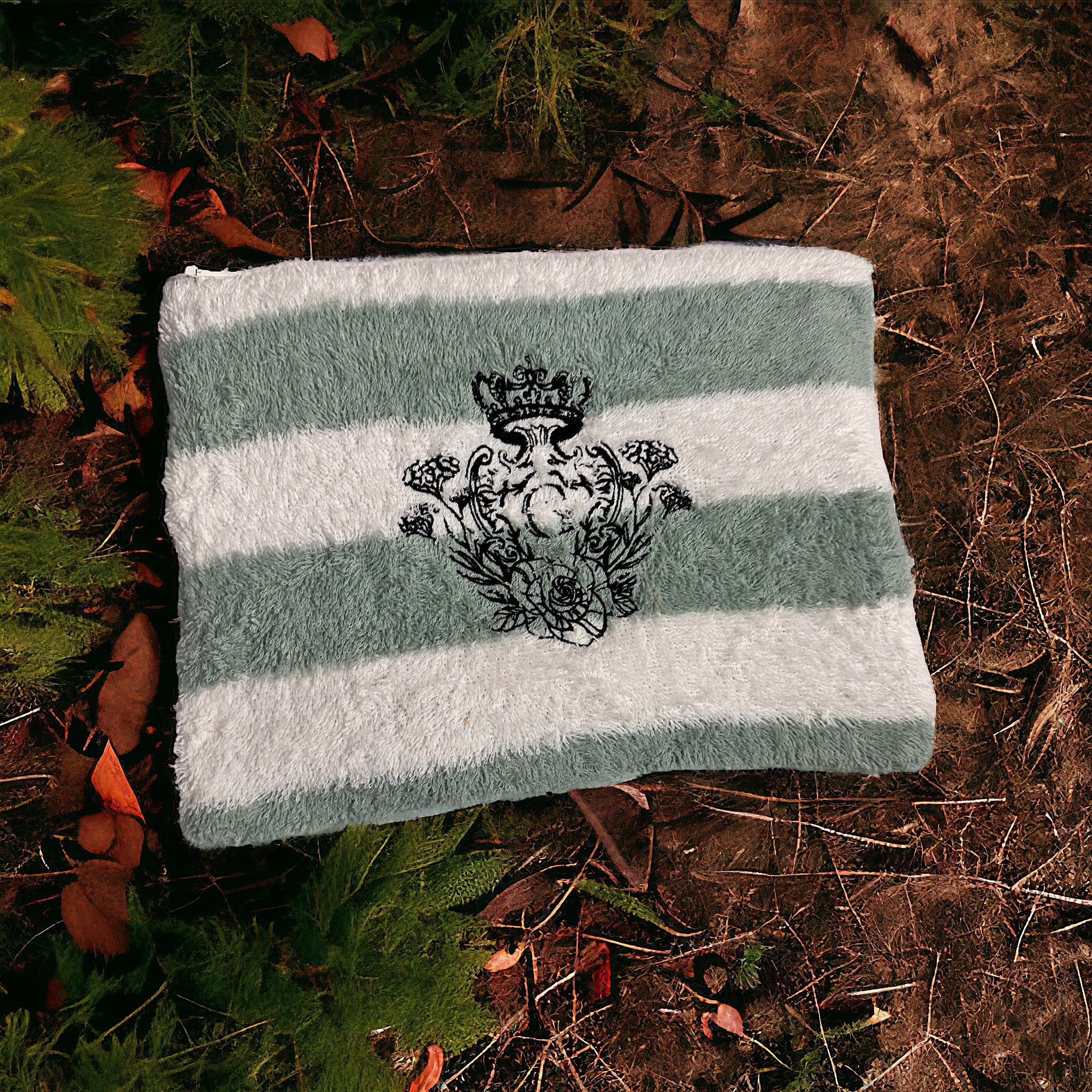 Pochette XL en éponge rayé bicolore Celadon (blanc et vert) intérieur en cretonne enduite Orange et son Logo Noir