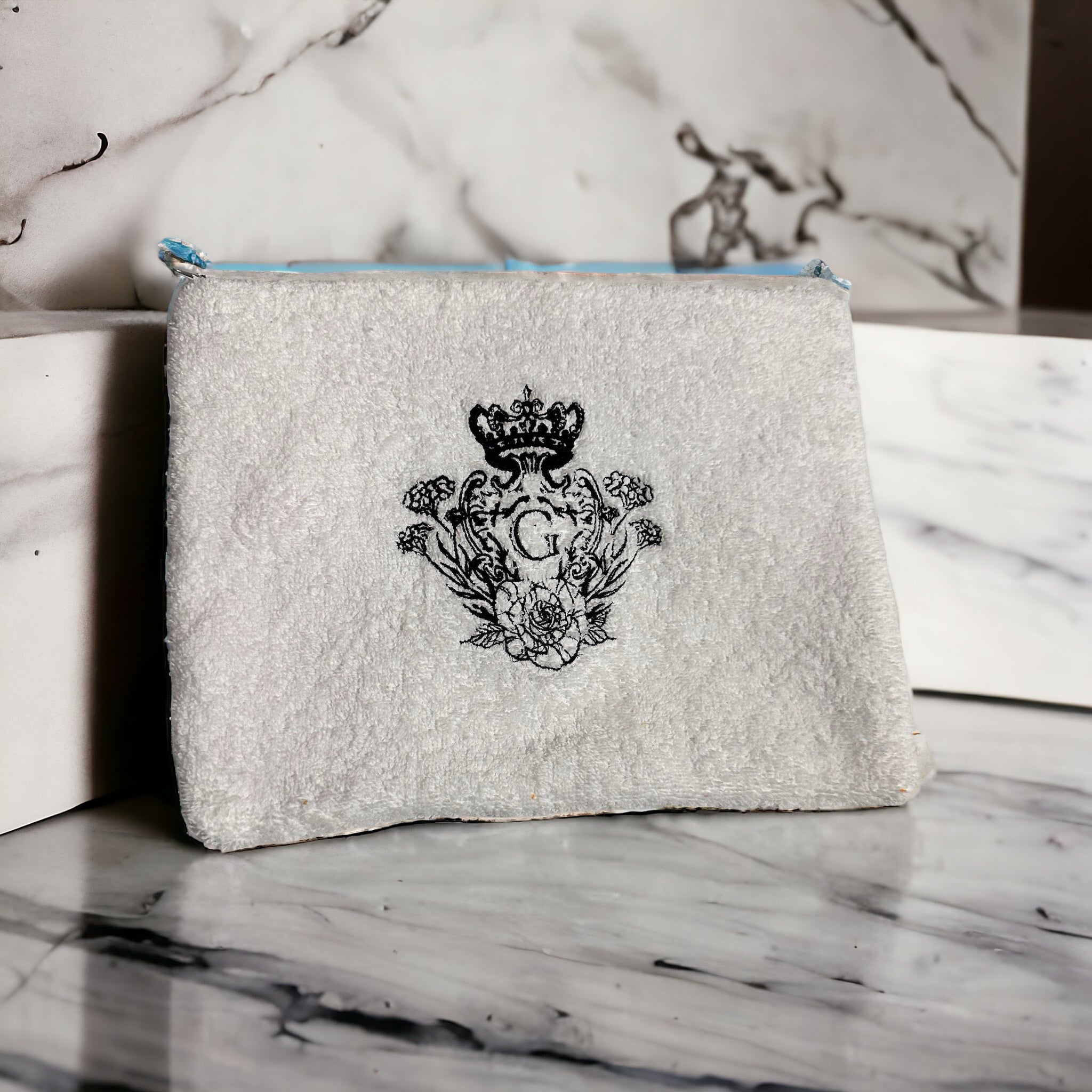 Pochette XL en éponge Blanche intérieur en cretonne enduite motif fleur de couleur Bordeaux sur fond Ecru Logo Noir