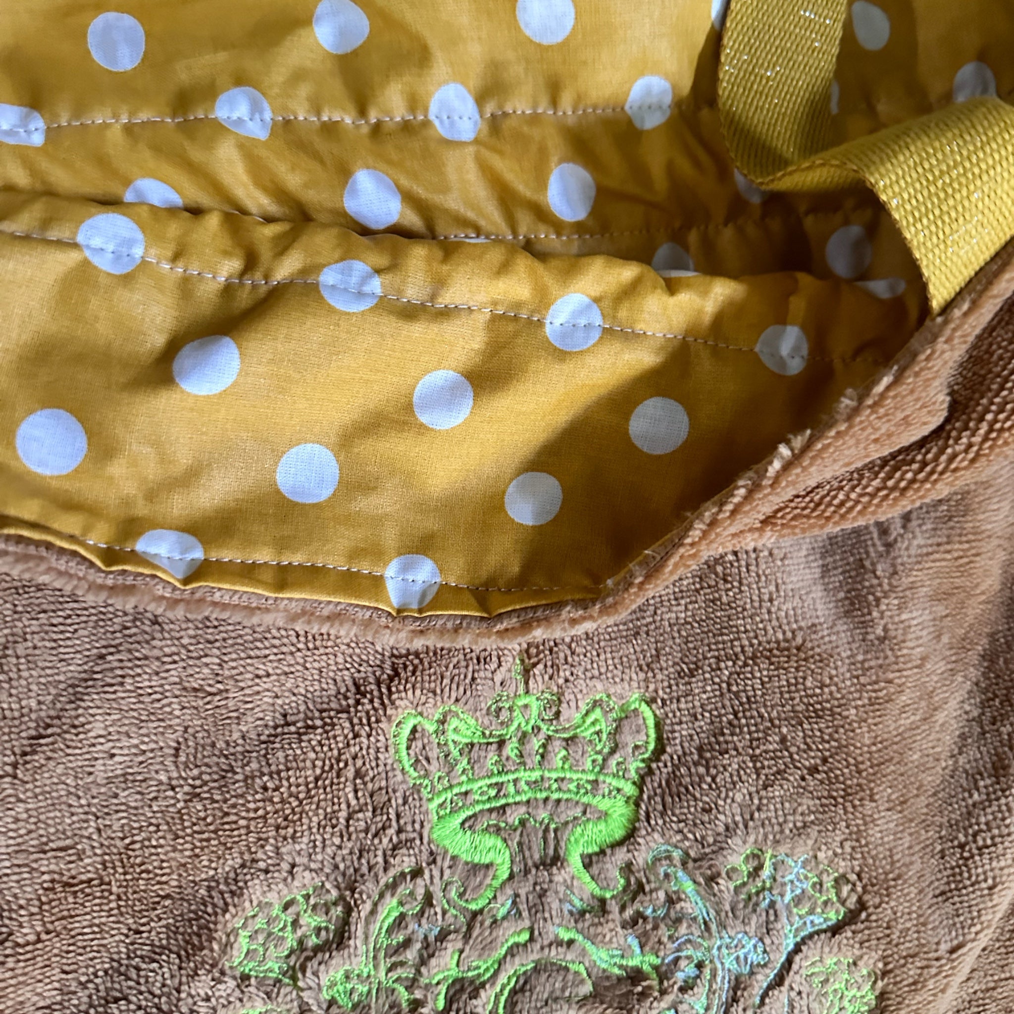 Modèle sac cabas XL en éponge Bambou Jaune Ocre intérieur en cretonne enduite petit pois jaune et son Logo Jaune