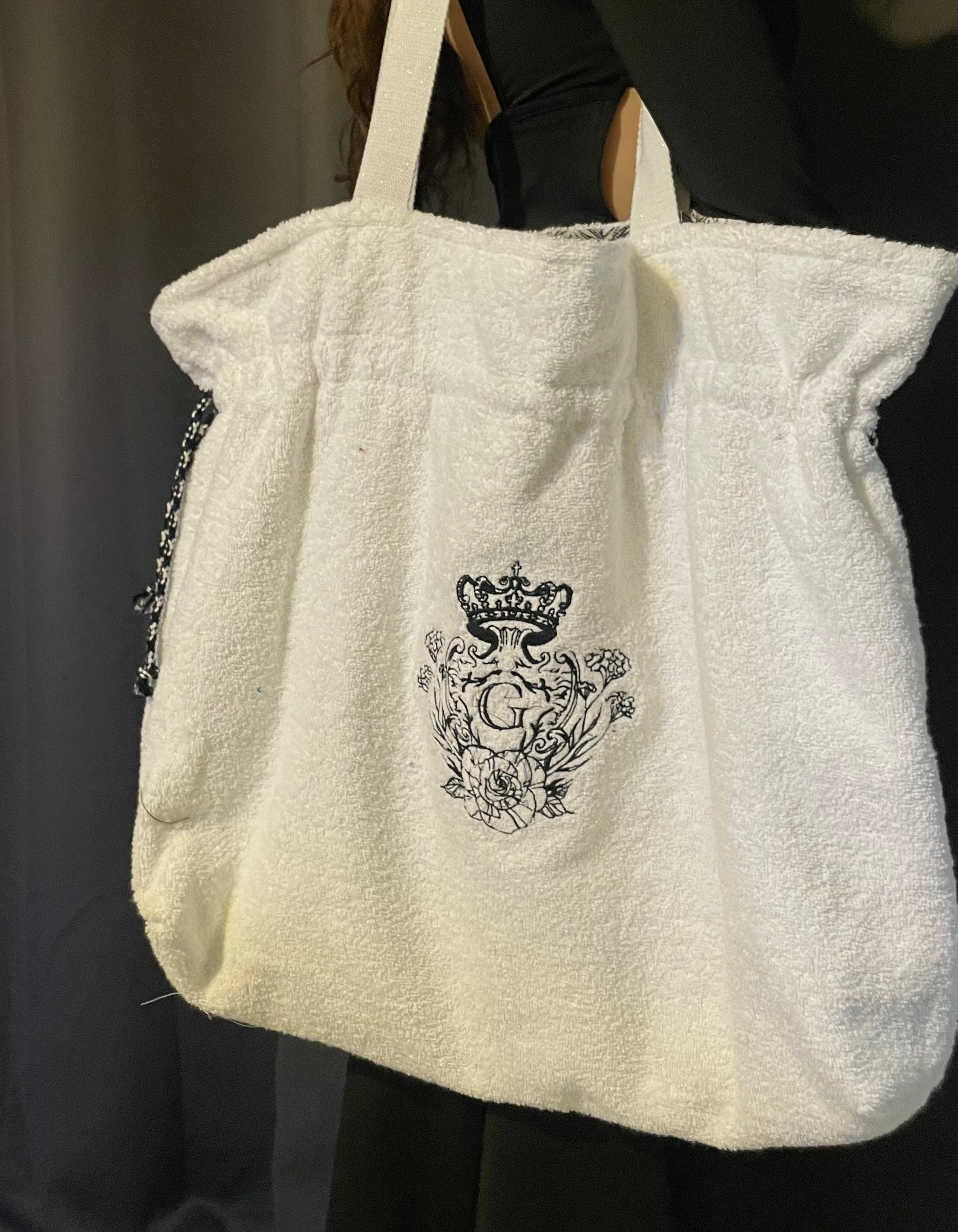 Modèle sac cabas XL éponge Bonie Blanche intérieur en cretonne enduite motif Palmier et son logo Noir