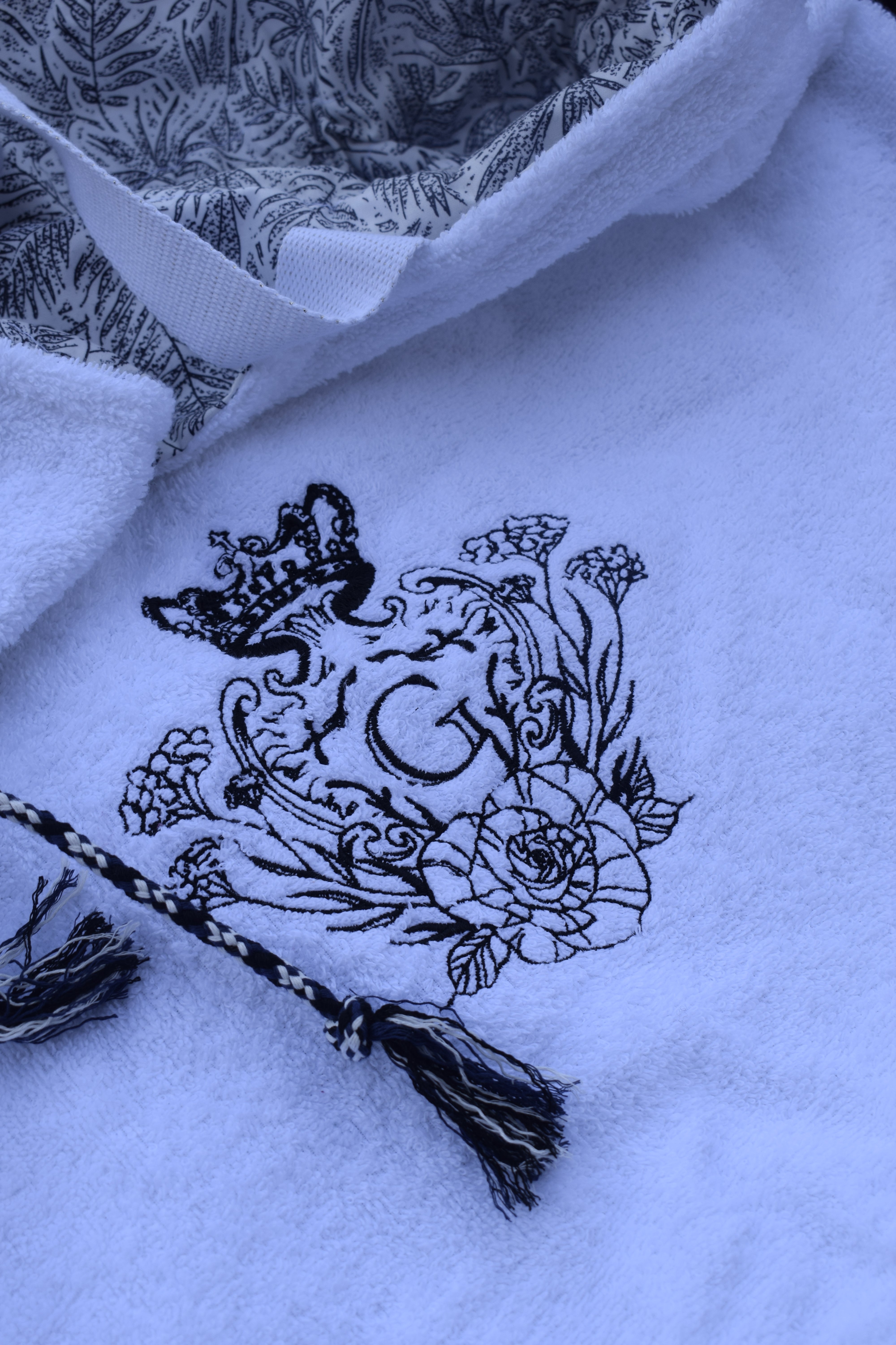 Modèle sac cabas XL éponge Bonie Blanche intérieur en cretonne enduite motif Palmier et son logo Noir