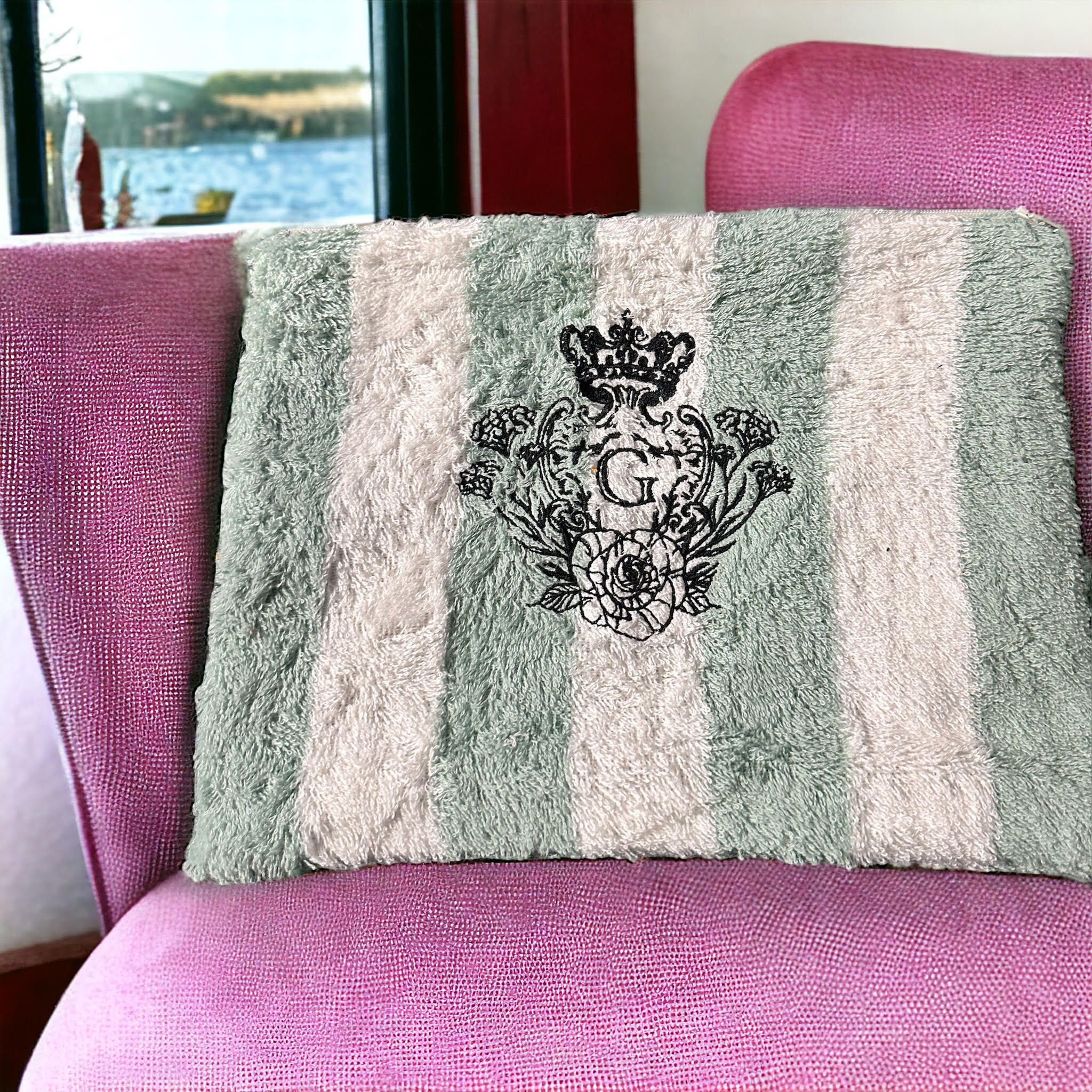 Pochette XL en éponge rayé bicolore Celadon (blanc et vert) intérieur en cretonne enduite Dorée Paillette et son Logo Noir