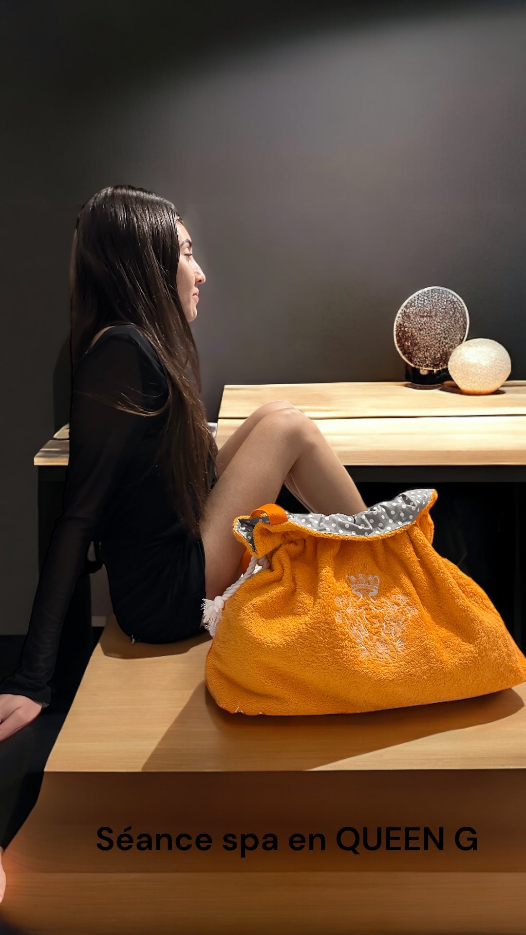 Modèle sac cabas XL éponge coton Orange intérieur en cretonne enduite Grise petits pois et son logo Blanc