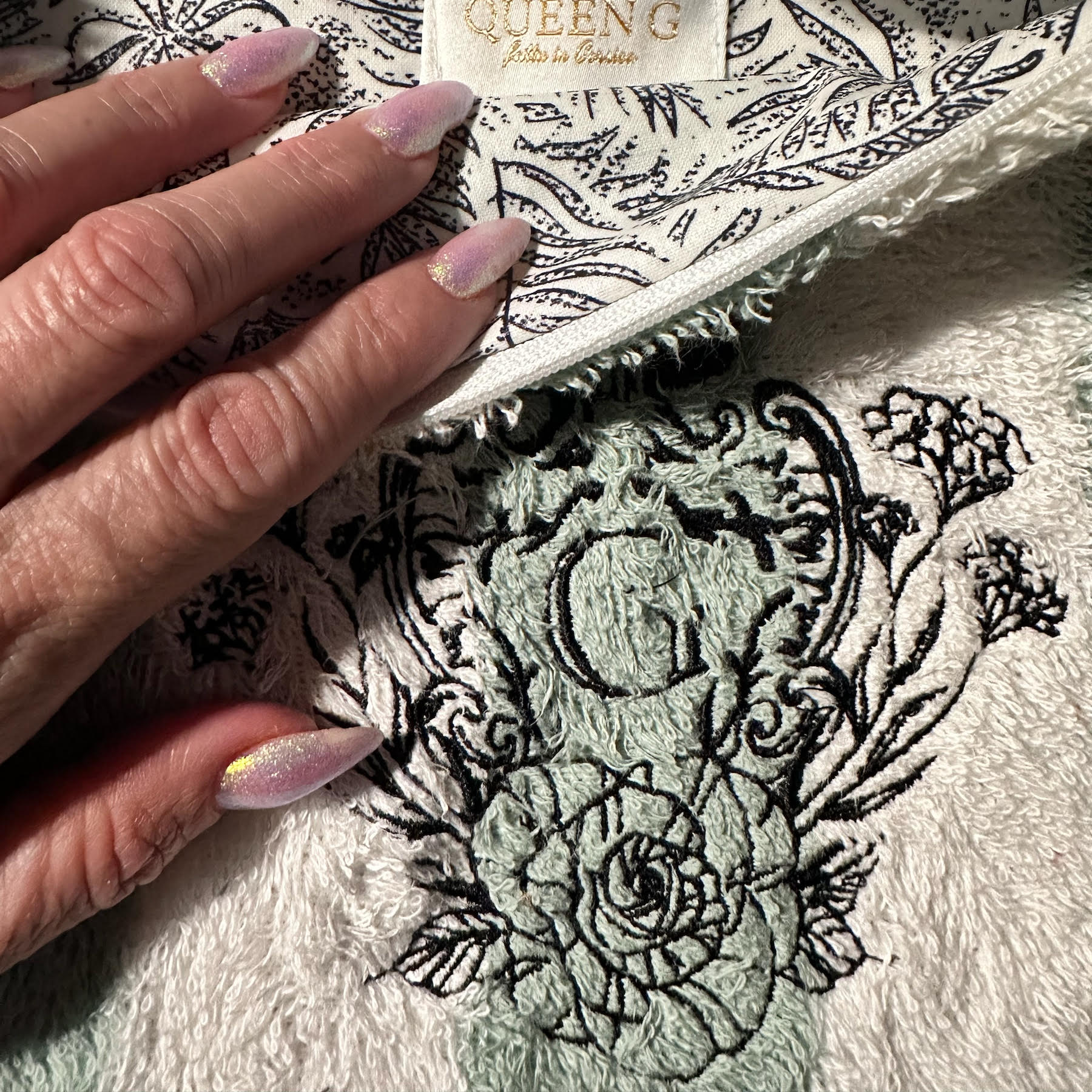 Pochette XL en éponge rayé bicolore Celadon (blanc et vert) intérieur en cretonne enduite Thème Palmier et son Logo Noir