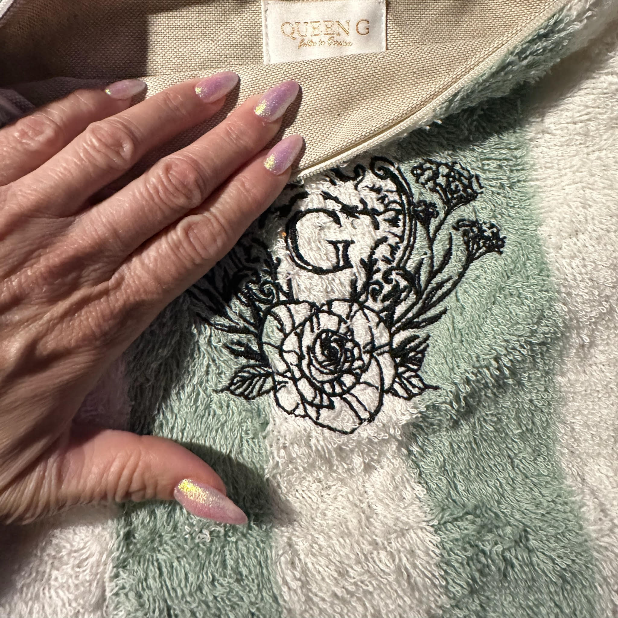 Pochette XL en éponge rayé bicolore Celadon (blanc et vert) intérieur en cretonne enduite Dorée Paillette et son Logo Noir