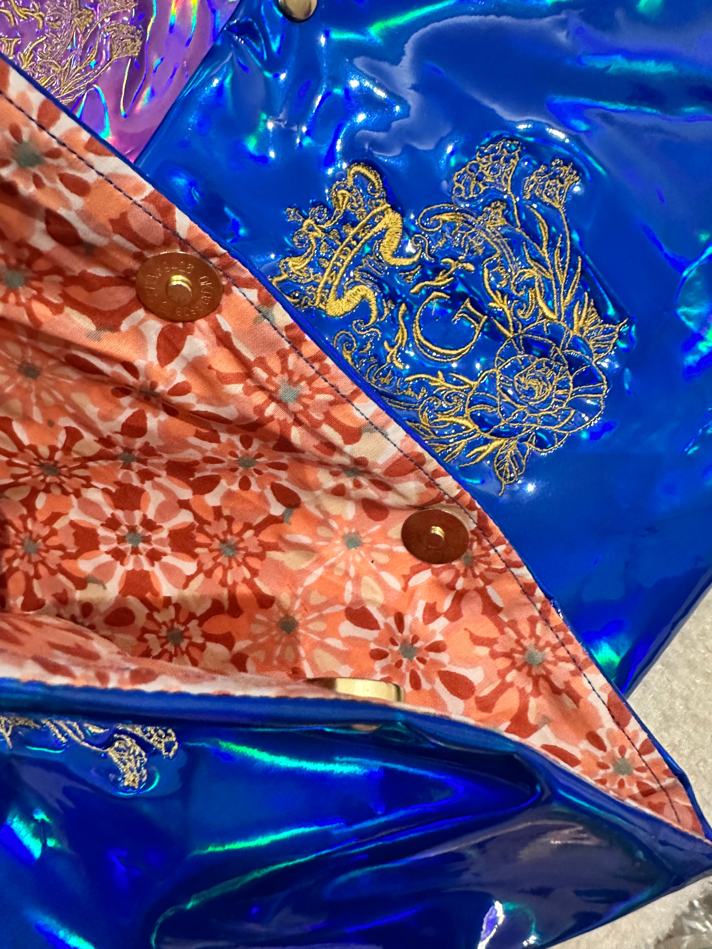 Pochette XL Bleu Électrique en simili miroir avec sa doublure en cretonne enduite Azulejos Rouge et son logo Doré (fermeture aimant)