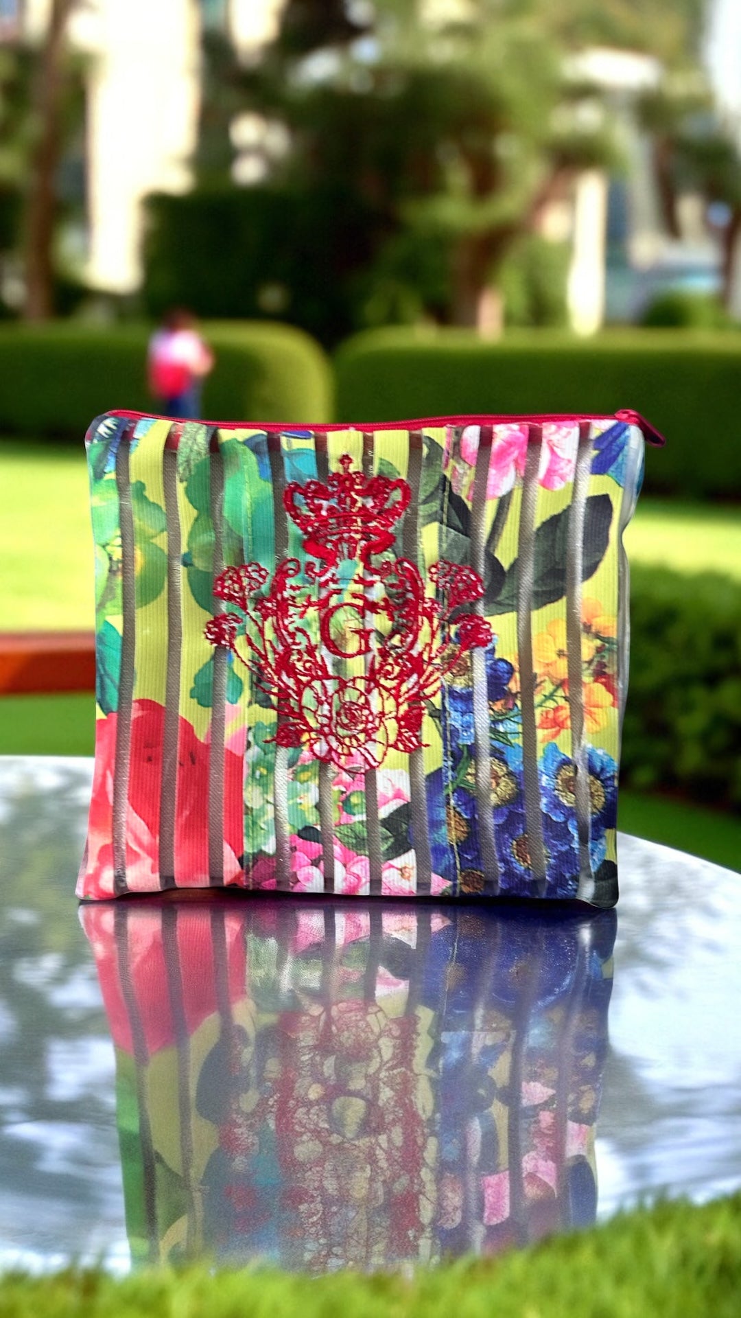 Pochette S Multicolore doublure dorée  👑 et son logo rouge