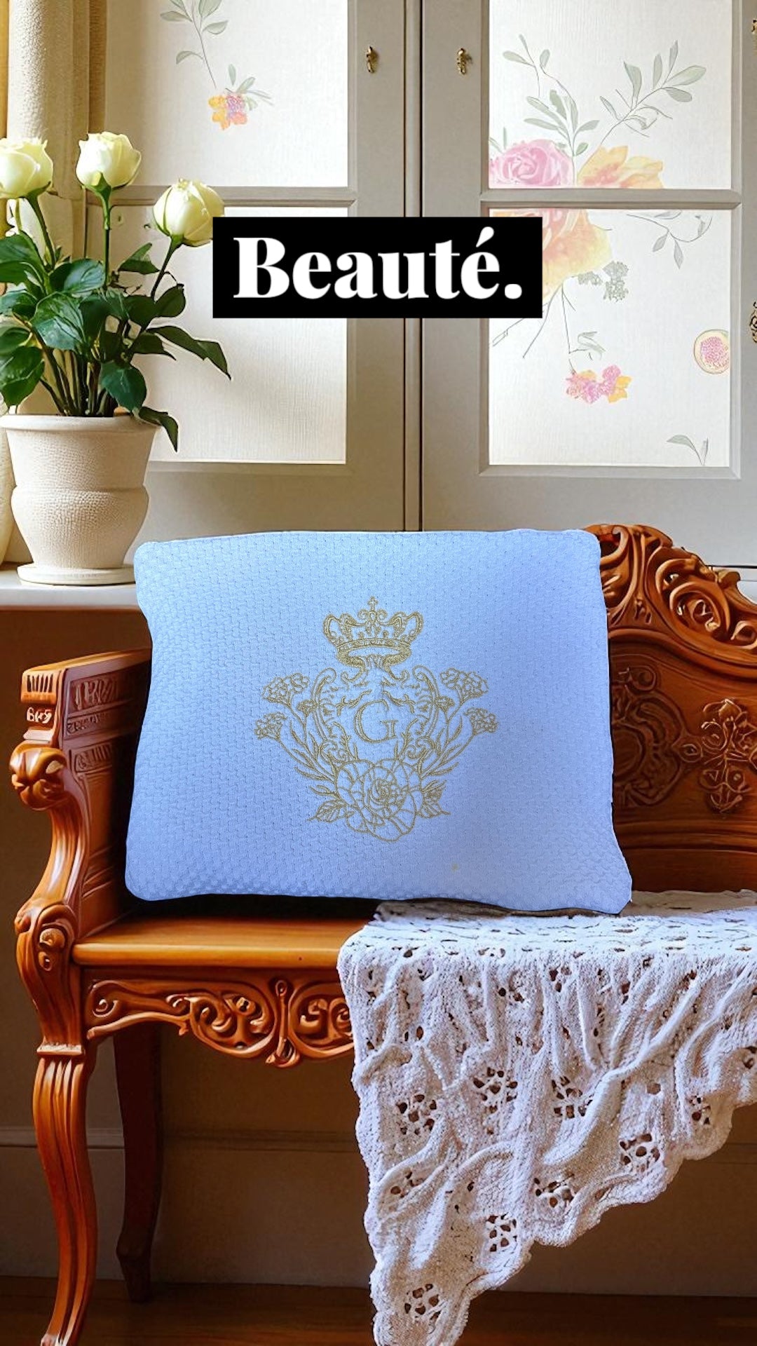 Pochette XL Blanche doublure en cretonne enduite beige et son logo Doré