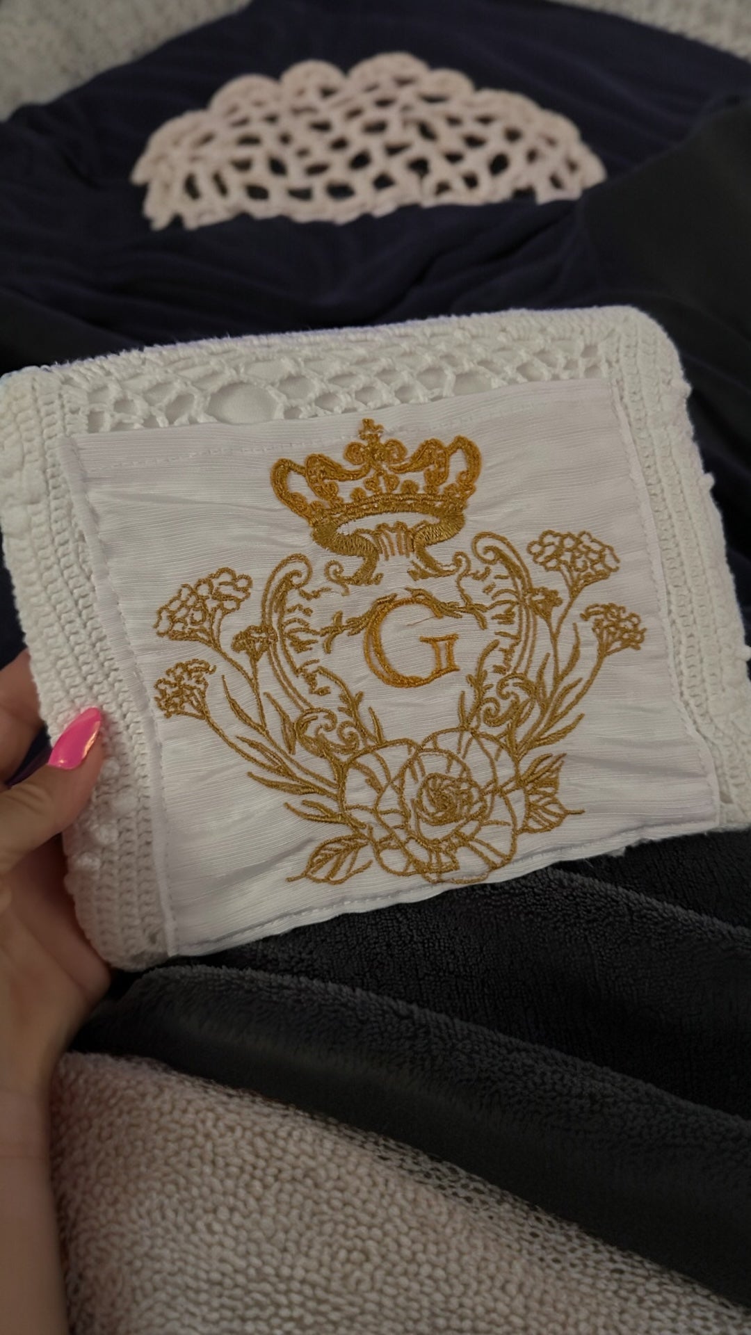 Pochette S blanche doublure transparente plastifiée et son logo doré