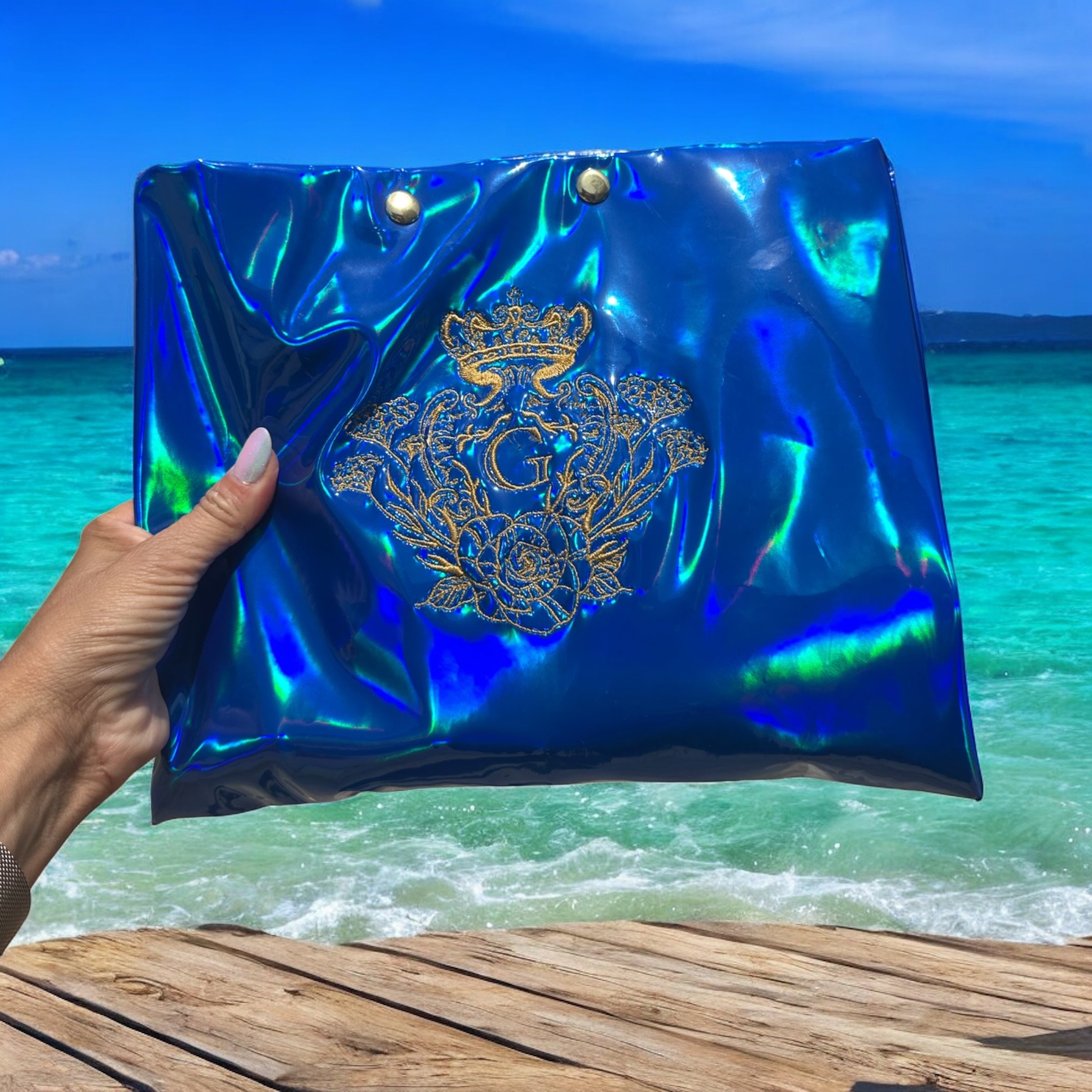 Pochette XL Bleu Électrique en simili miroir avec sa doublure en cretonne enduite Azulejos Rouge et son logo Doré (fermeture aimant)