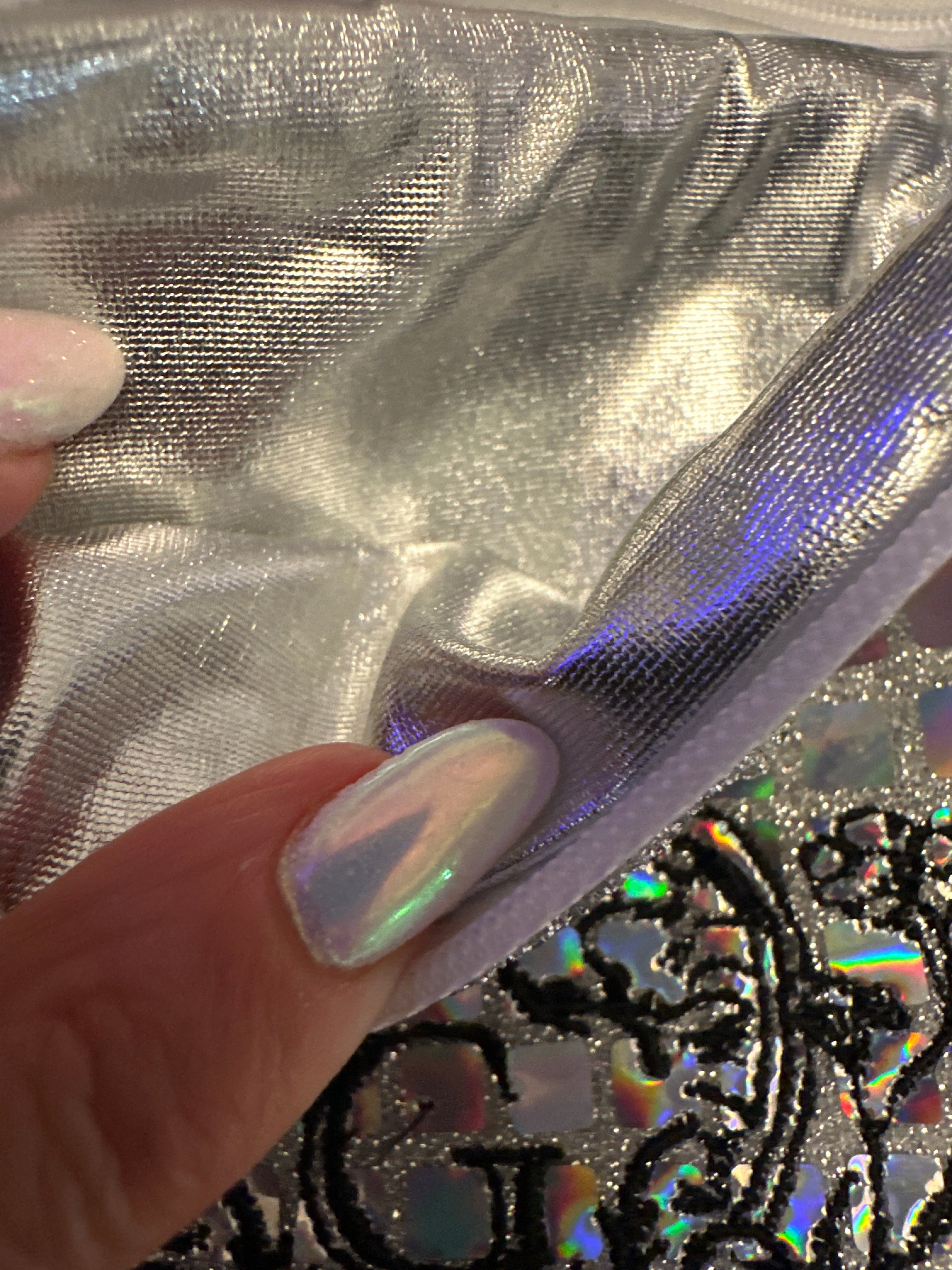 Pochette S paillettes carrées argenté sa doublure argenté  et son logo Noir