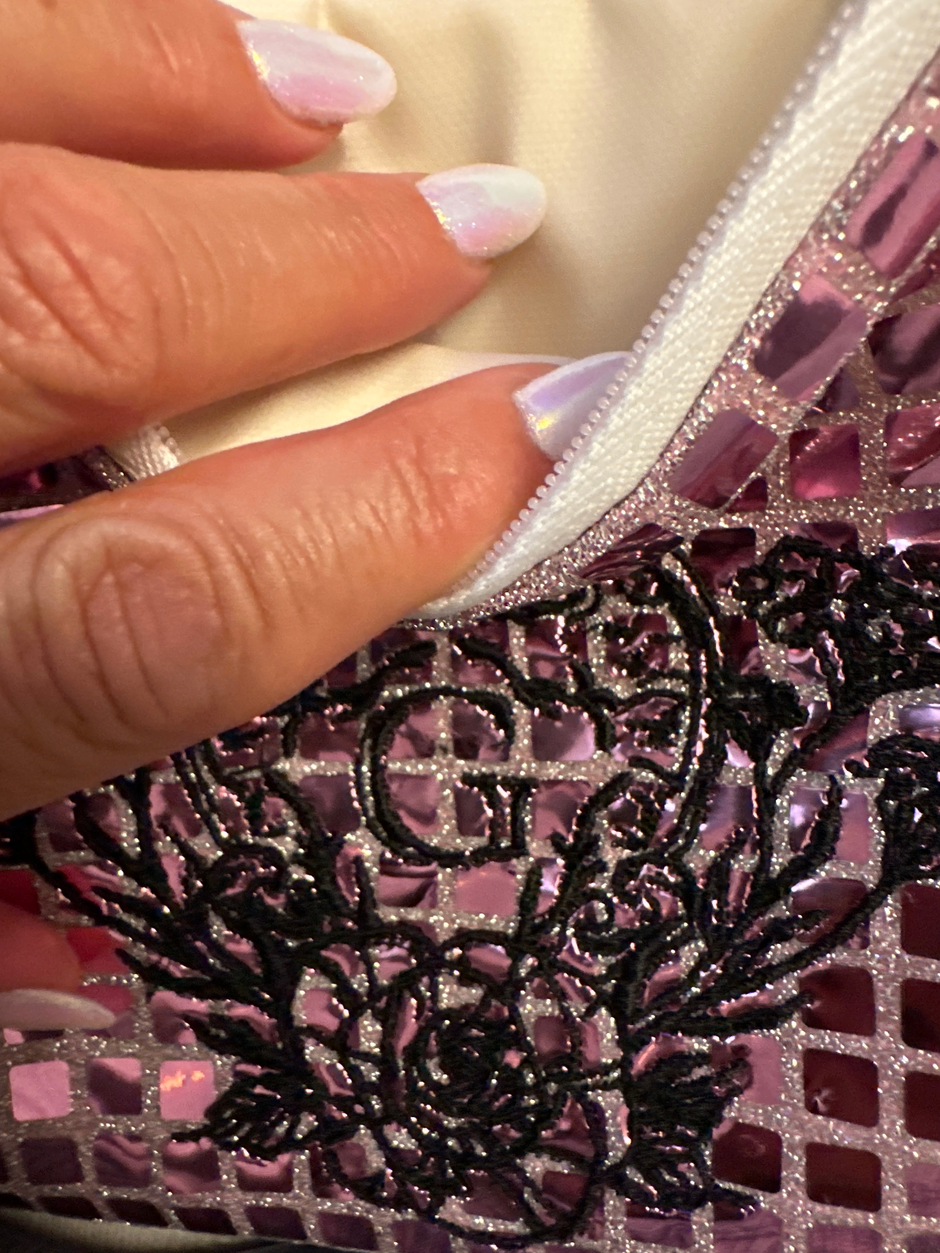 Pochette S paillettes carrées Rose sa doublure Blanche et son logo Blanc