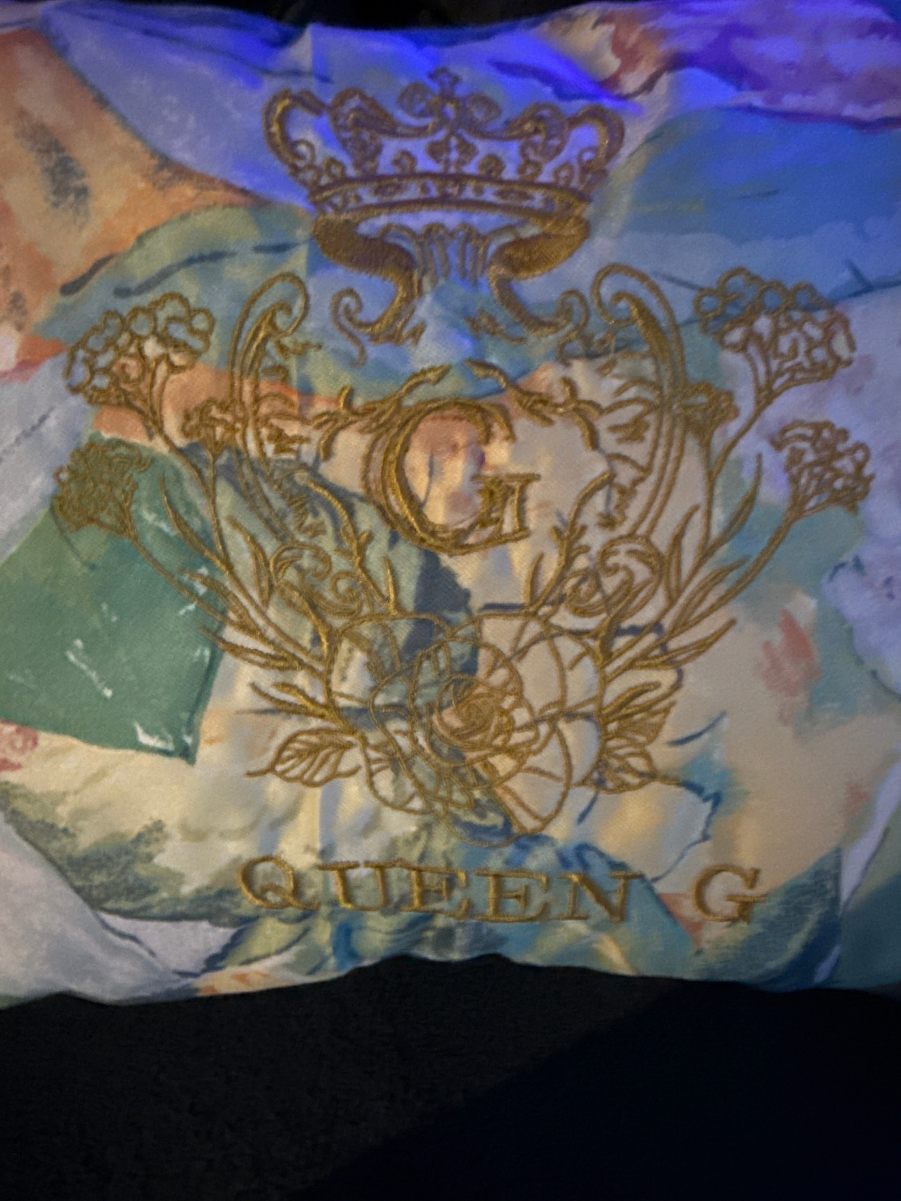 Coussin Queen G – Broderie Couronne & G Dorée