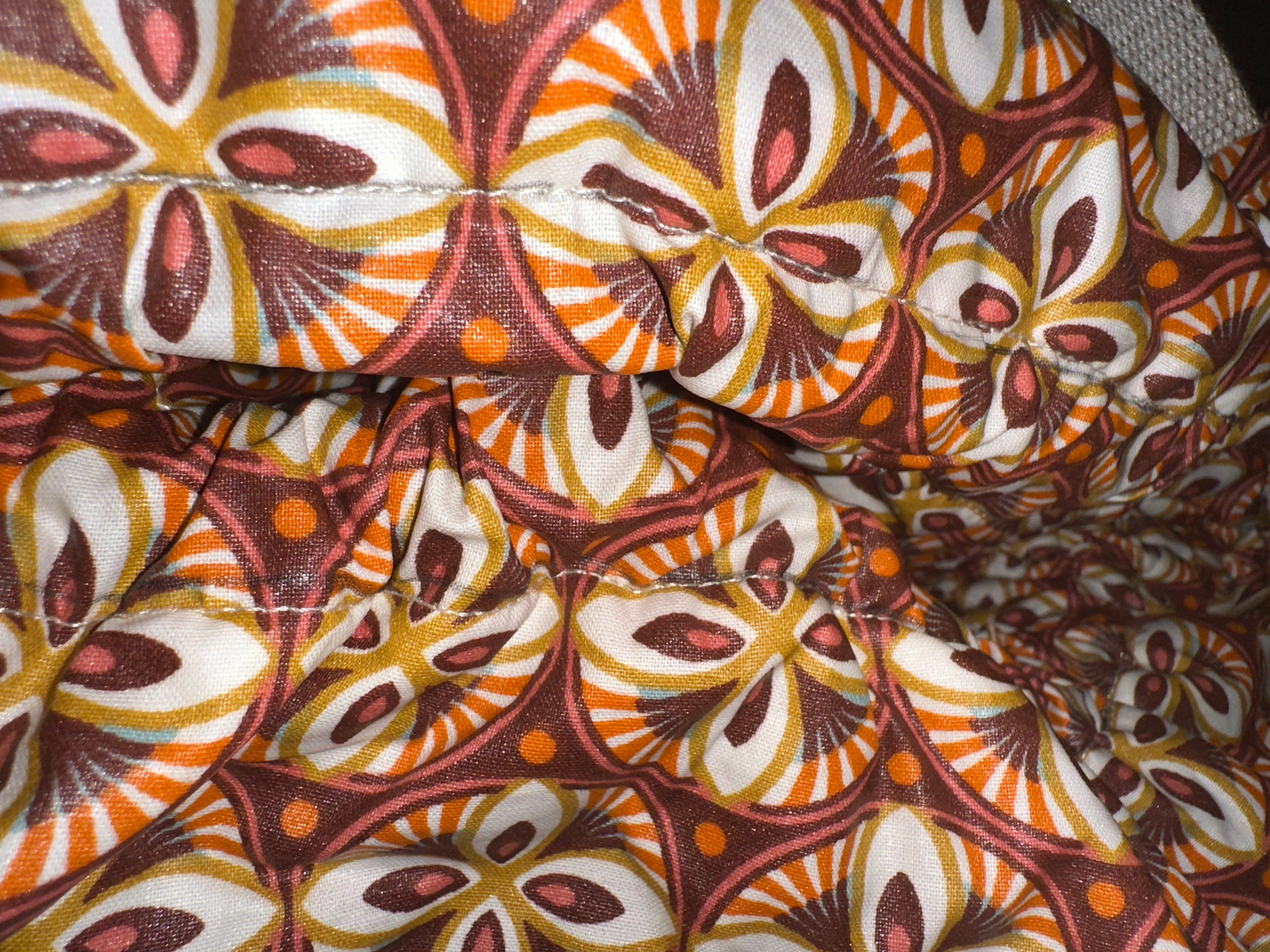 Modèle sac cabas XL éponge rayé terracotta(Blanc et Orange) intérieur en cretonne enduite Orange son logo Doré