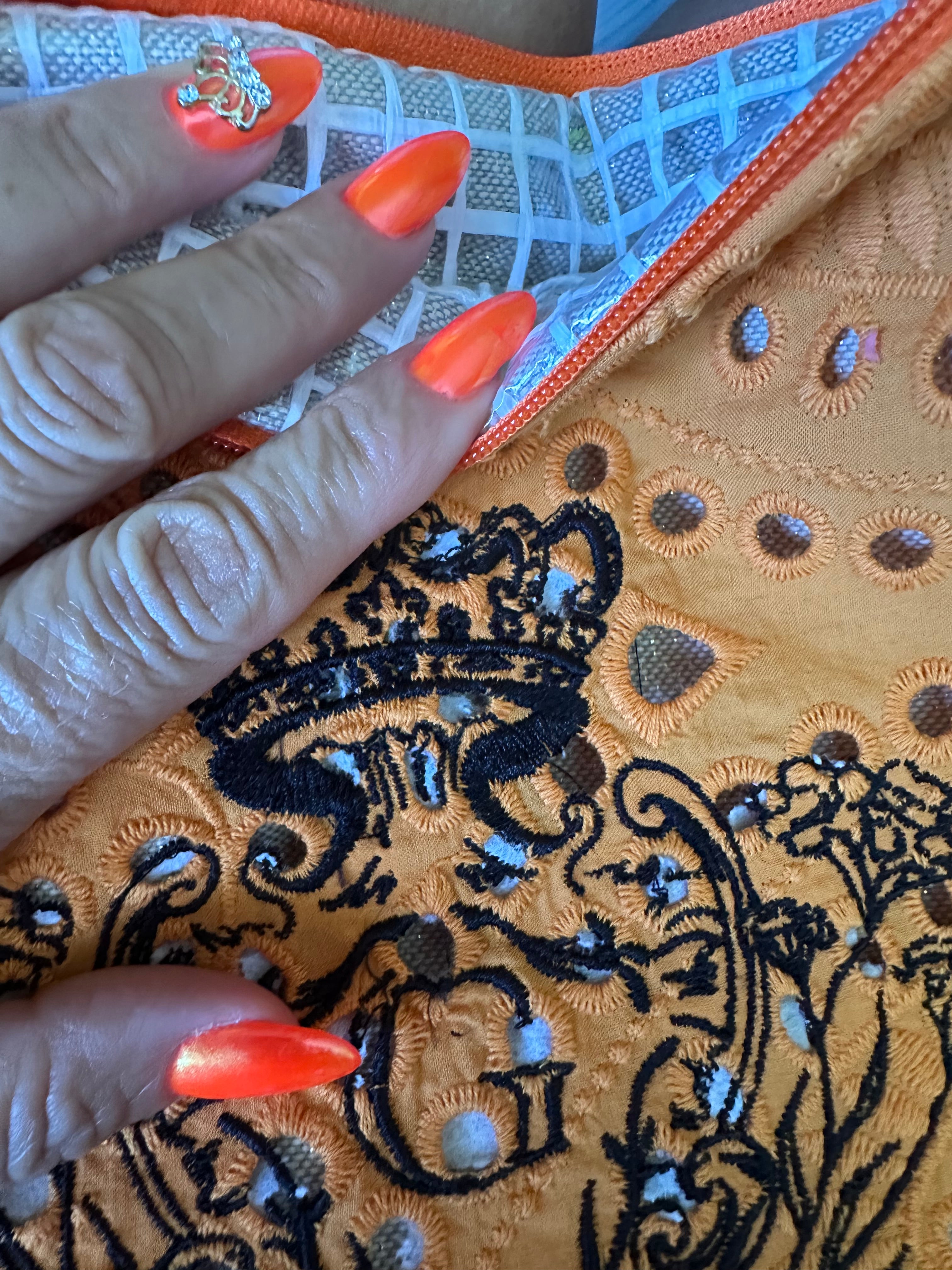 Pochette XL Orange doublure transparente plastifiée  et son logo Noir