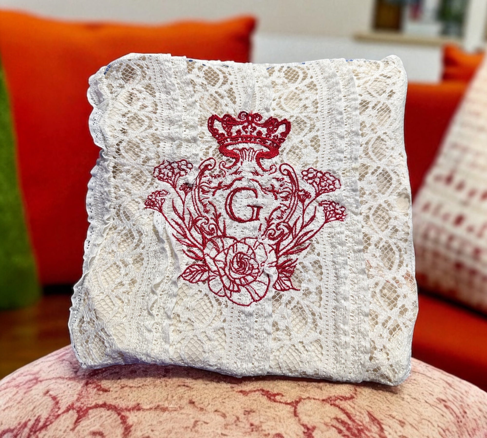 Pochette XL blanche en dentelle transparente,sa doublure en cretonne enduite beige et son logo Rouge