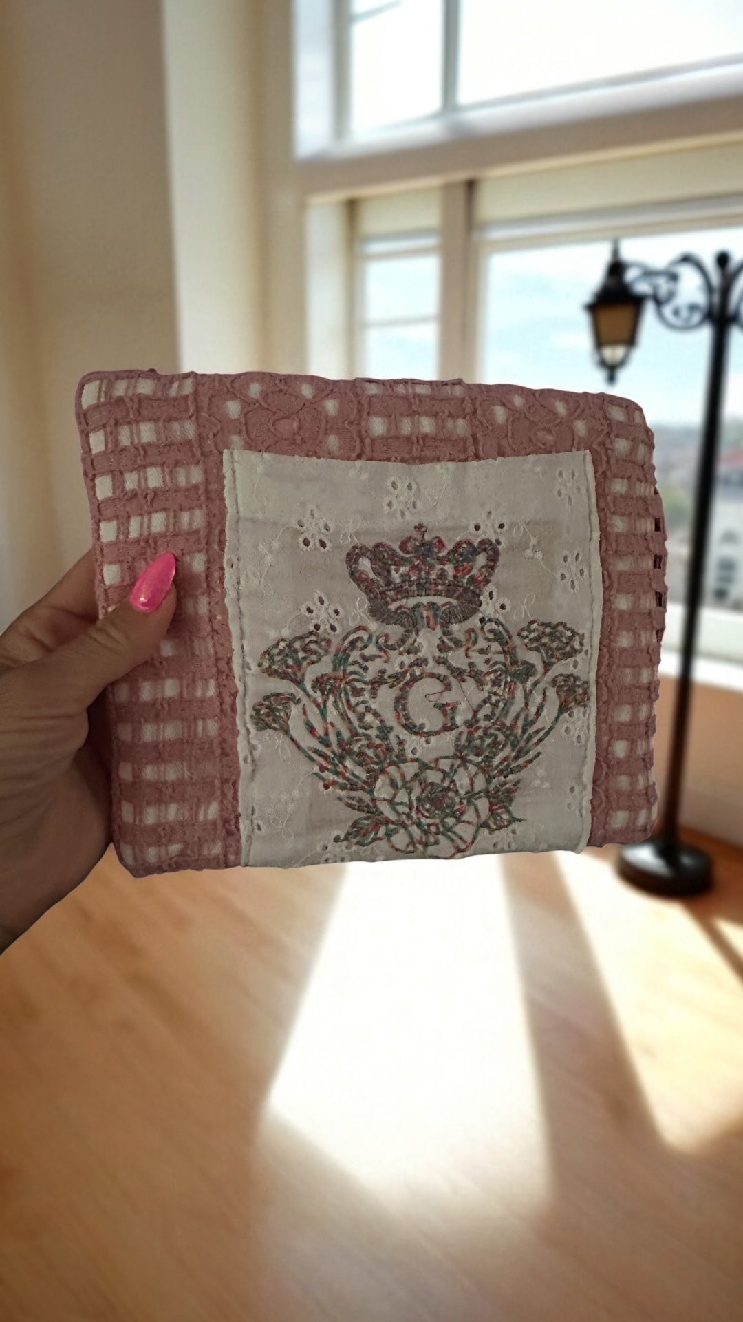 Pochette S dentelle Rose doublure transparente plastifiée et son logo Multicolore