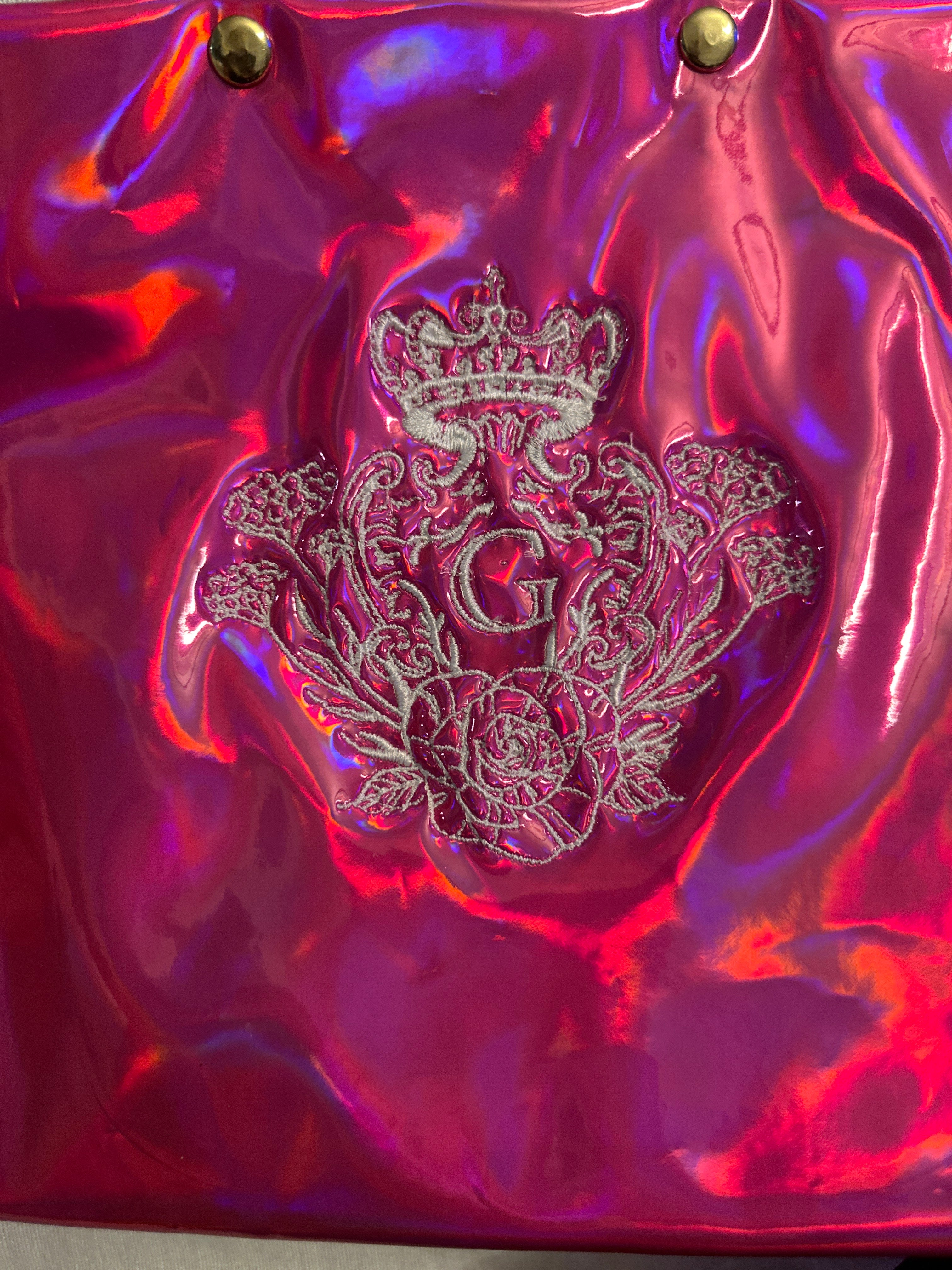 Pochette XL Fuschia en simili miroir avec sa doublure transparente plastifiée et son logo Blanc (fermeture aimant)