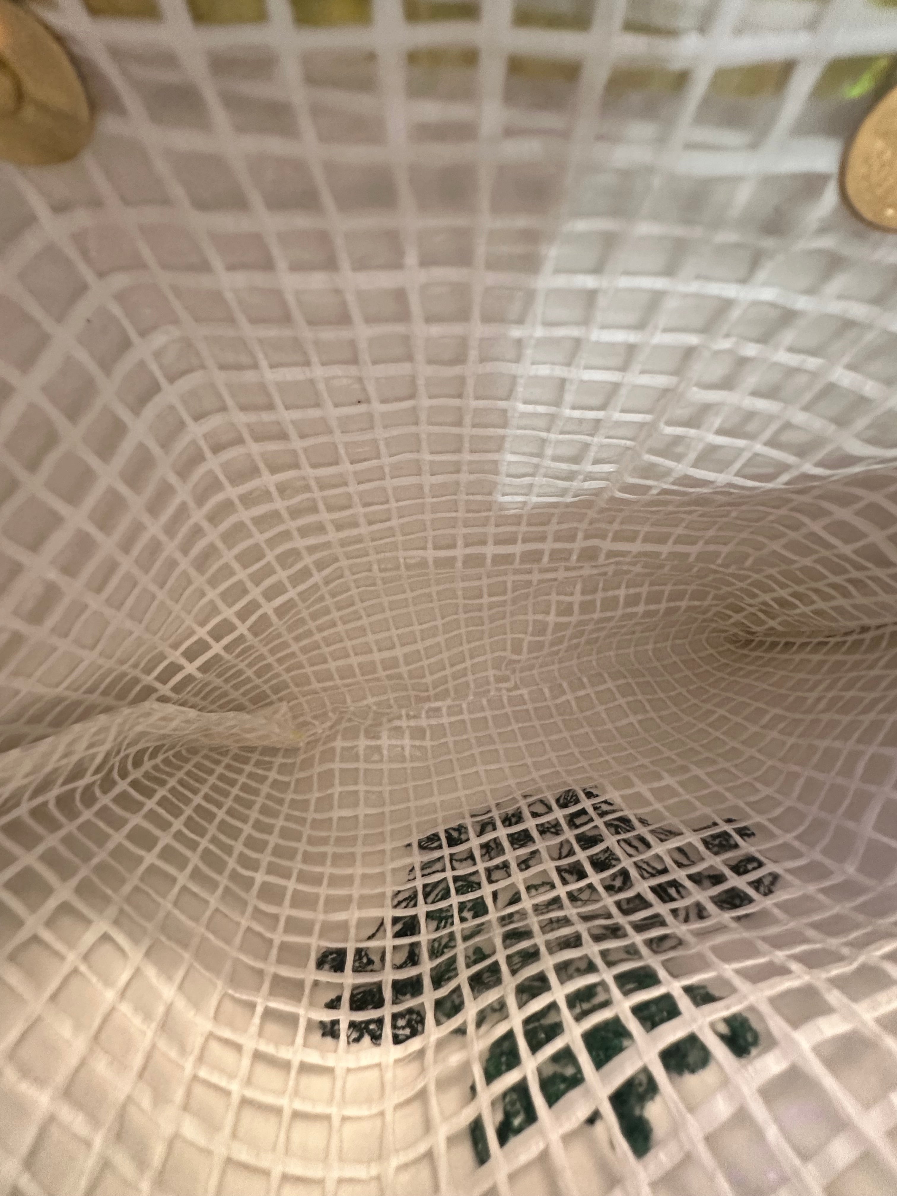 Pochette XL Jaune en simili miroir avec sa doublure plastifié Blanche et son logo Vert (fermeture aimant )