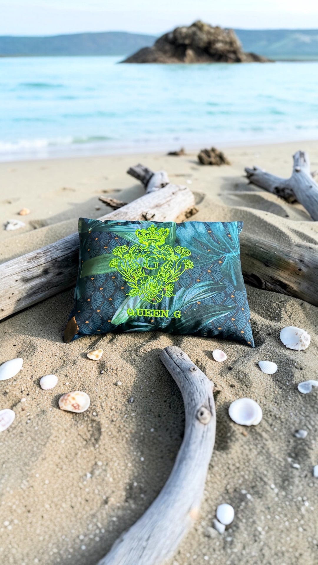 Coussin Queen G – Jungle Émeraude & Logo Vert Fluo