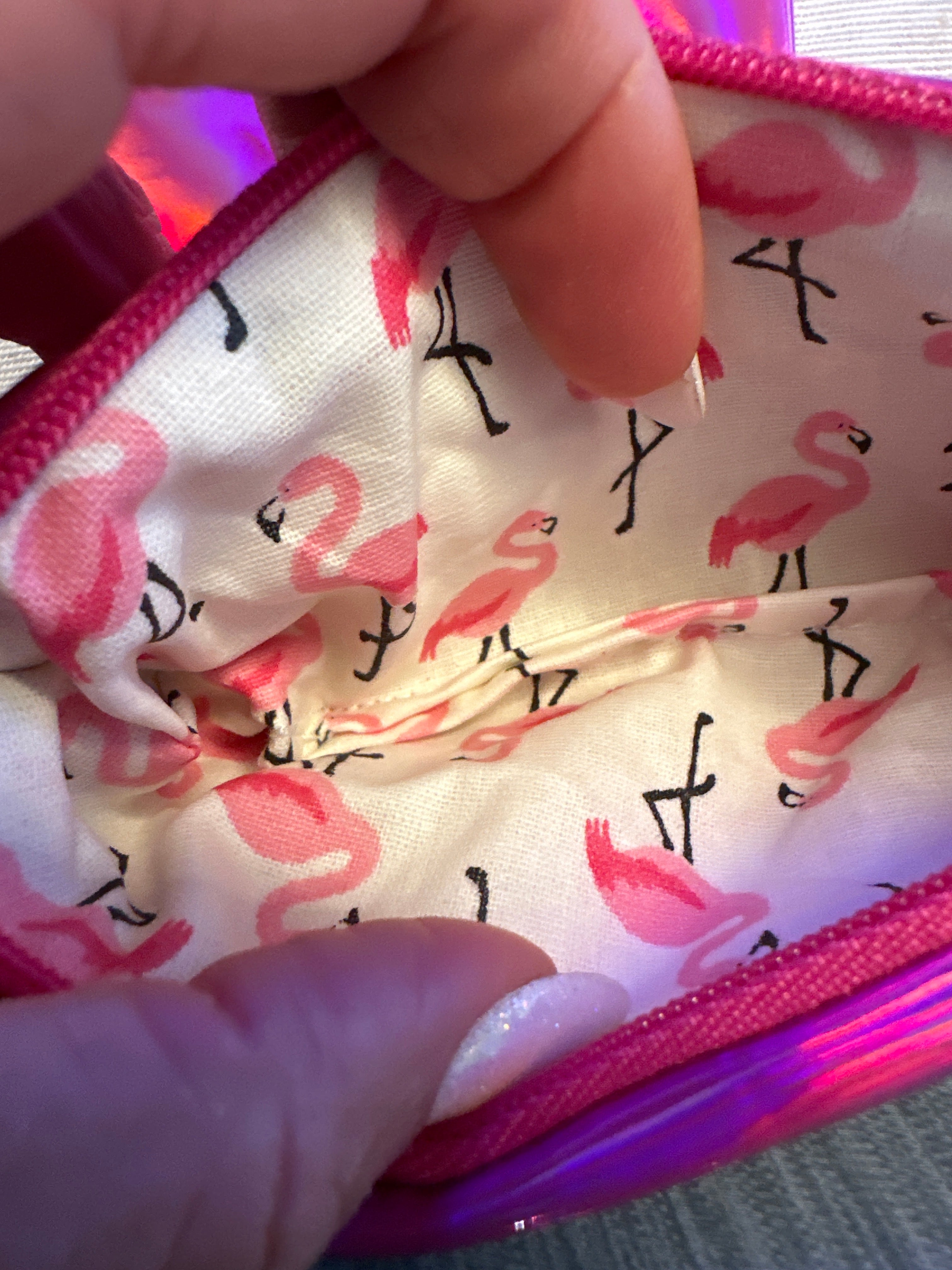 Porte monnaie Fuschia en simili miroir avec sa doublure en cretonne deperlante flamant rose et son logo Rose