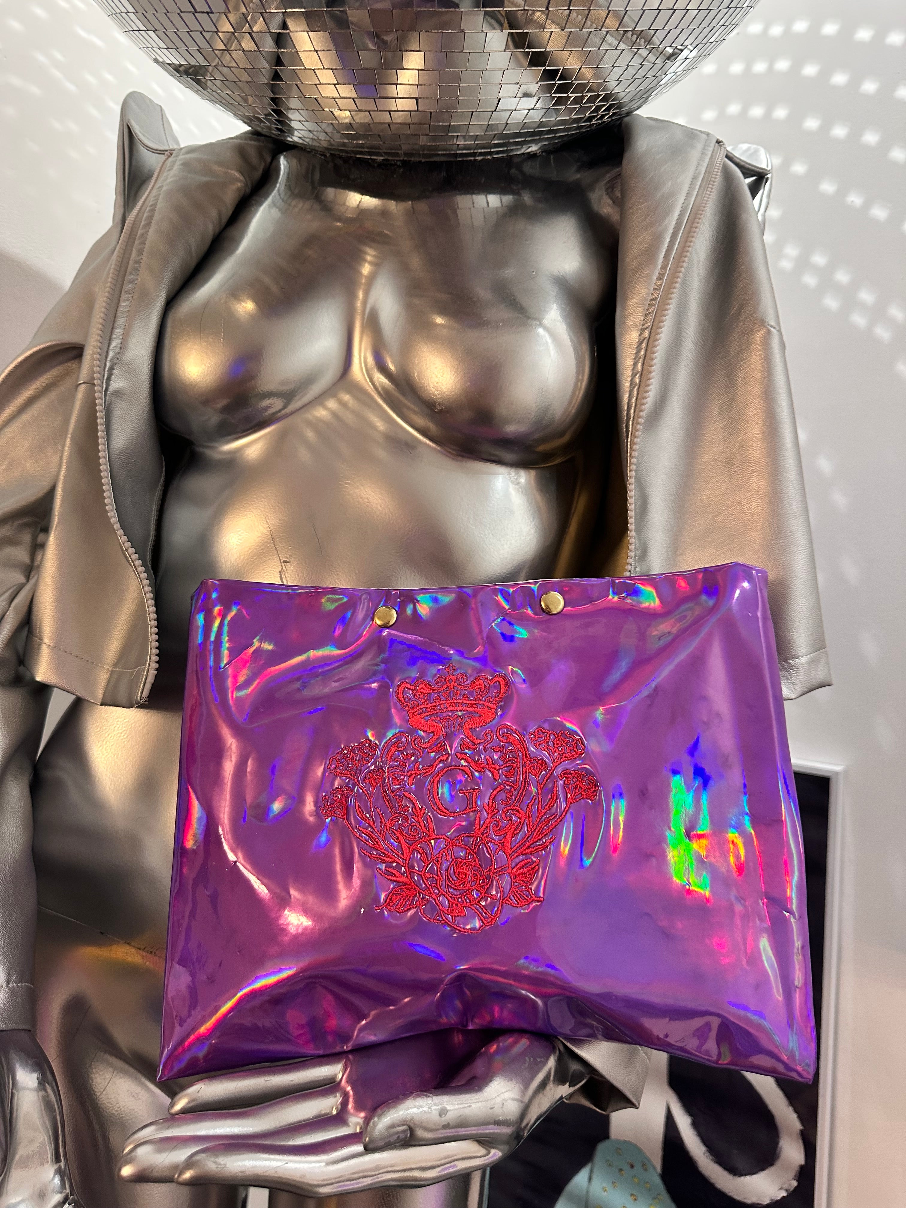 Pochette XL Violette en simili miroir avec sa doublure plastifié Blanche et son logo Orange Fluo (fermeture aimant)