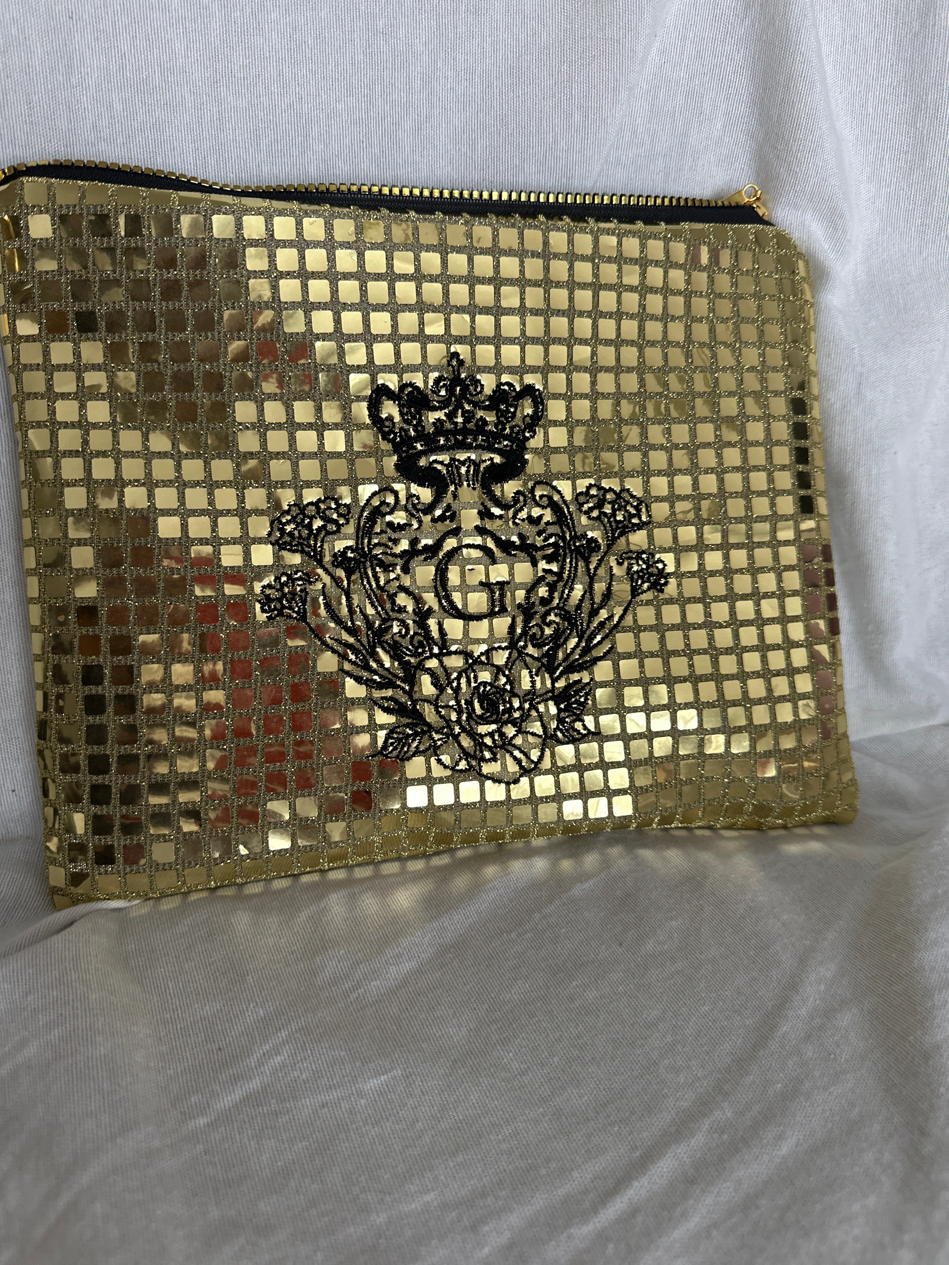 Pochette S paillettes carrées Dorée sa doublure Argentée  et son logo Noir