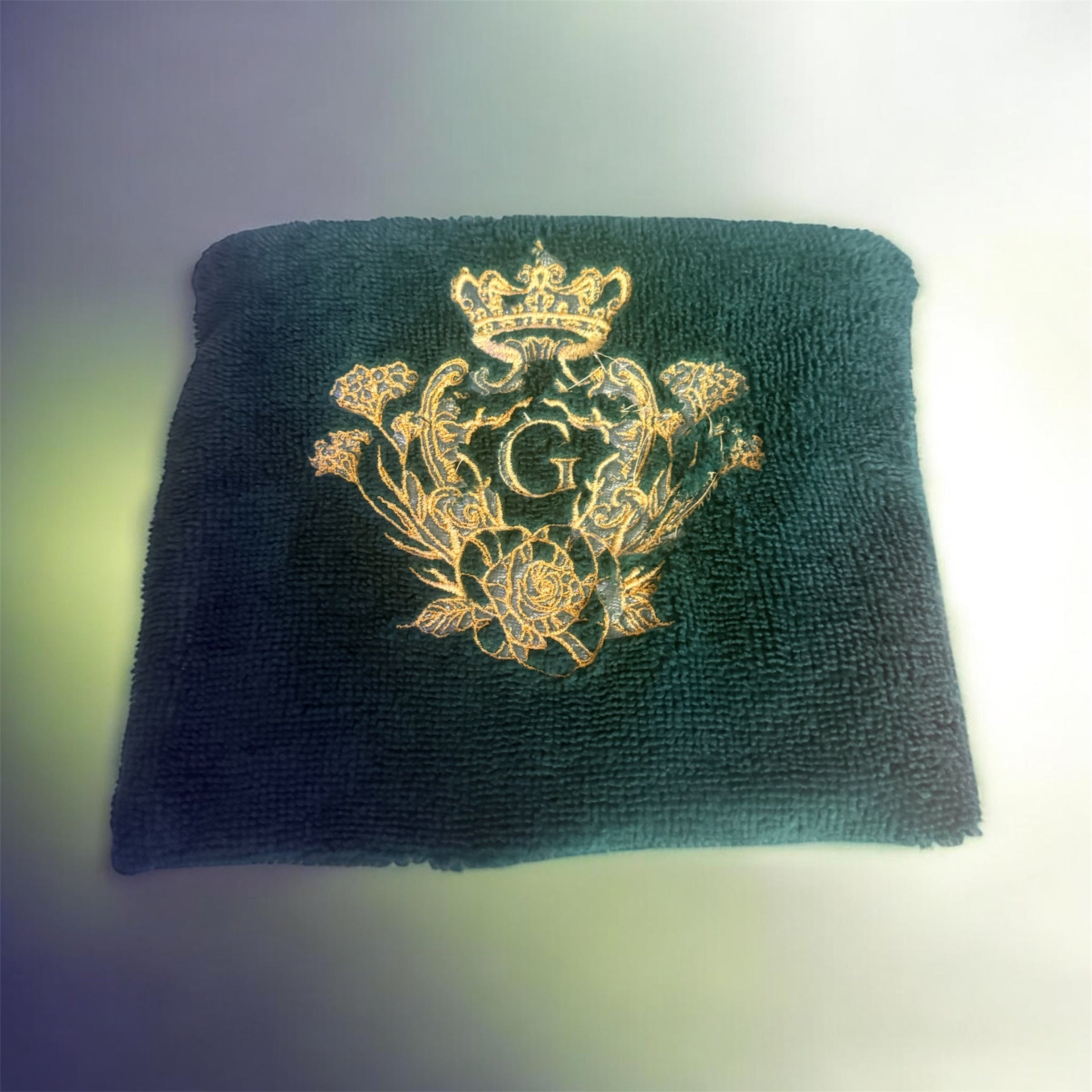 Pochette S en éponge Bambou vert sapin  intérieur en cretonne enduite Logo Doré