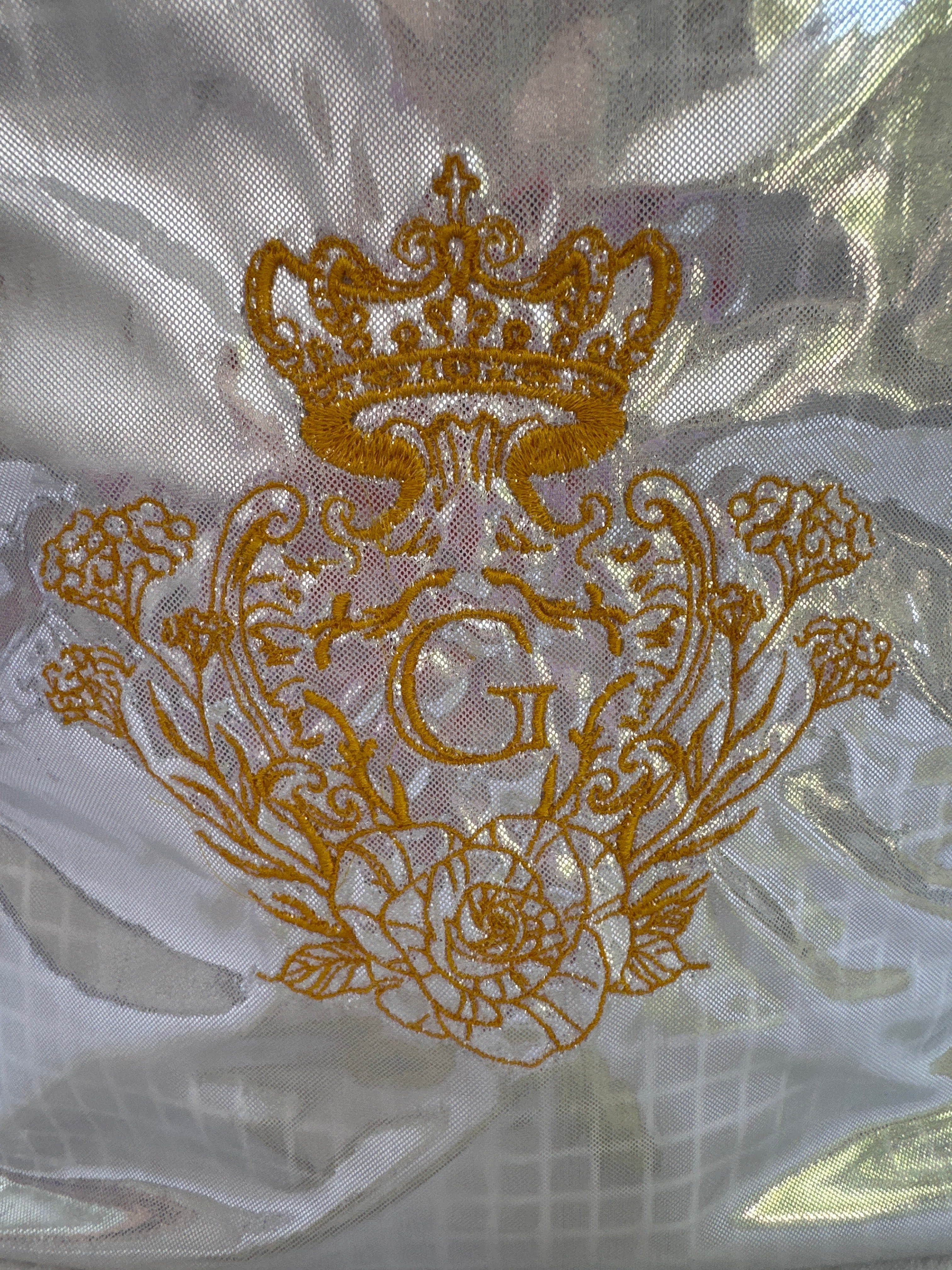 Sac laser uni blanc et argent sa doublure argentée anse en raphia et son logo doré