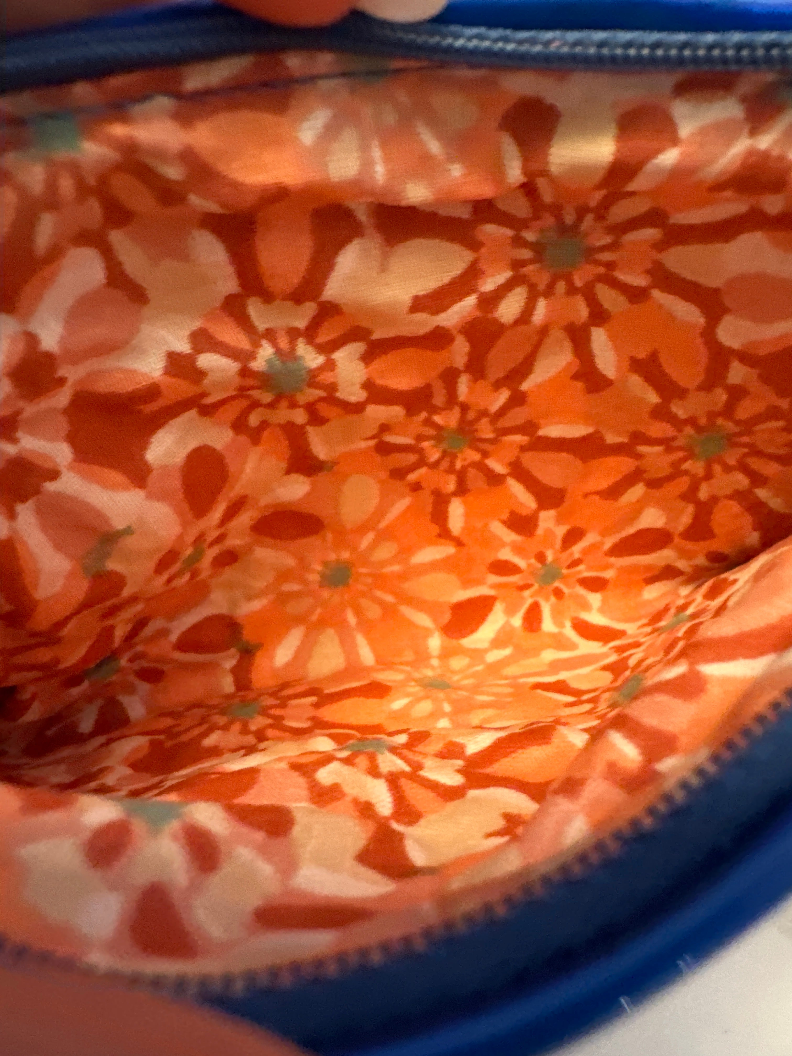 Porte-monnaie Bleu Électrique en simili miroir avec sa doublure en cretonne enduite Azulejos Rouge et son logo Orange et blanc
