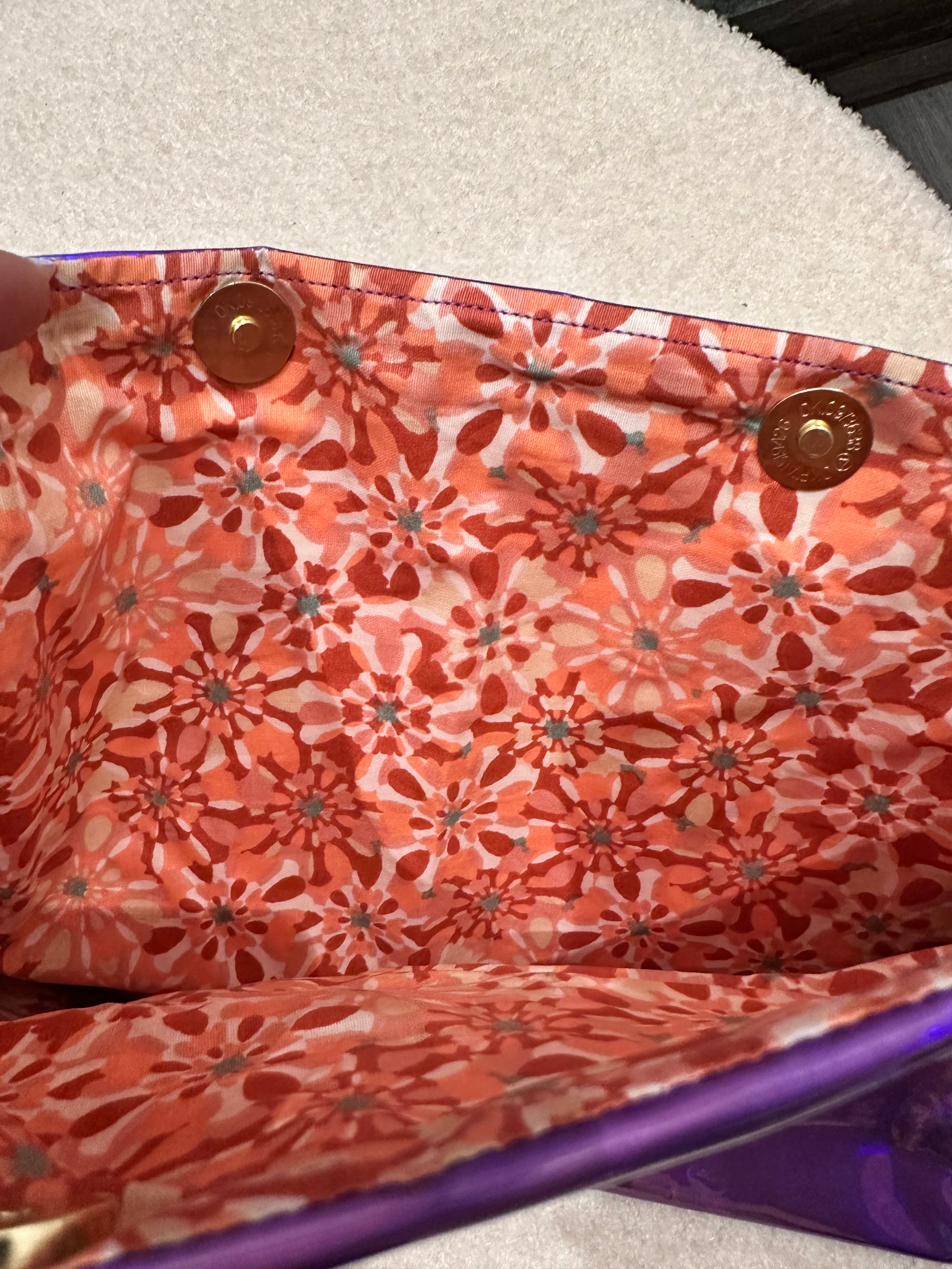Pochette XL Violette en simili miroir avec sa doublure en cretonne enduite Azulejos Rouge et son logo Doré (fermeture aimant)